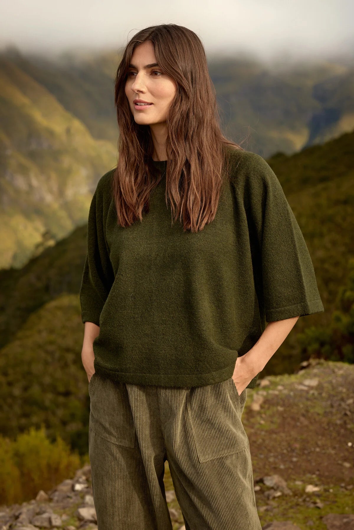 Pull vert olive ample à col rond et manches au coude