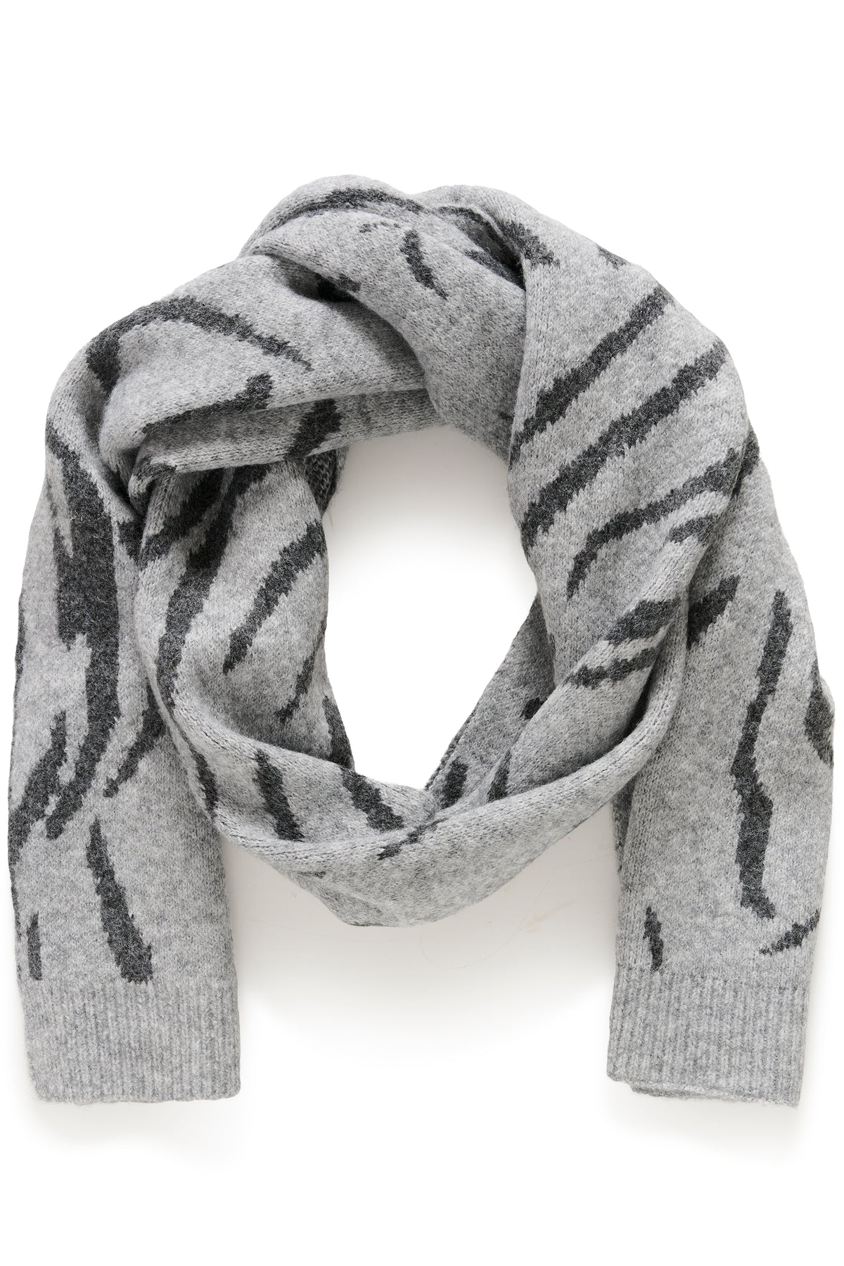 Foulard en maille grise à motif zébré noir et extrémités côtelées