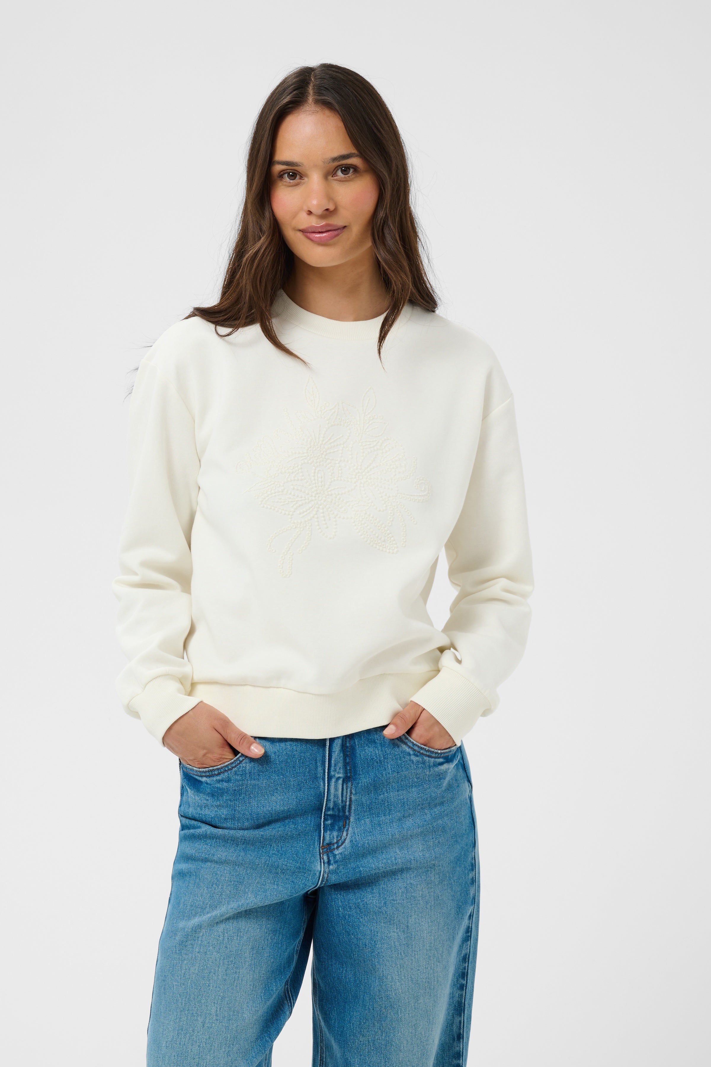 Pull blanc avec broderie florale