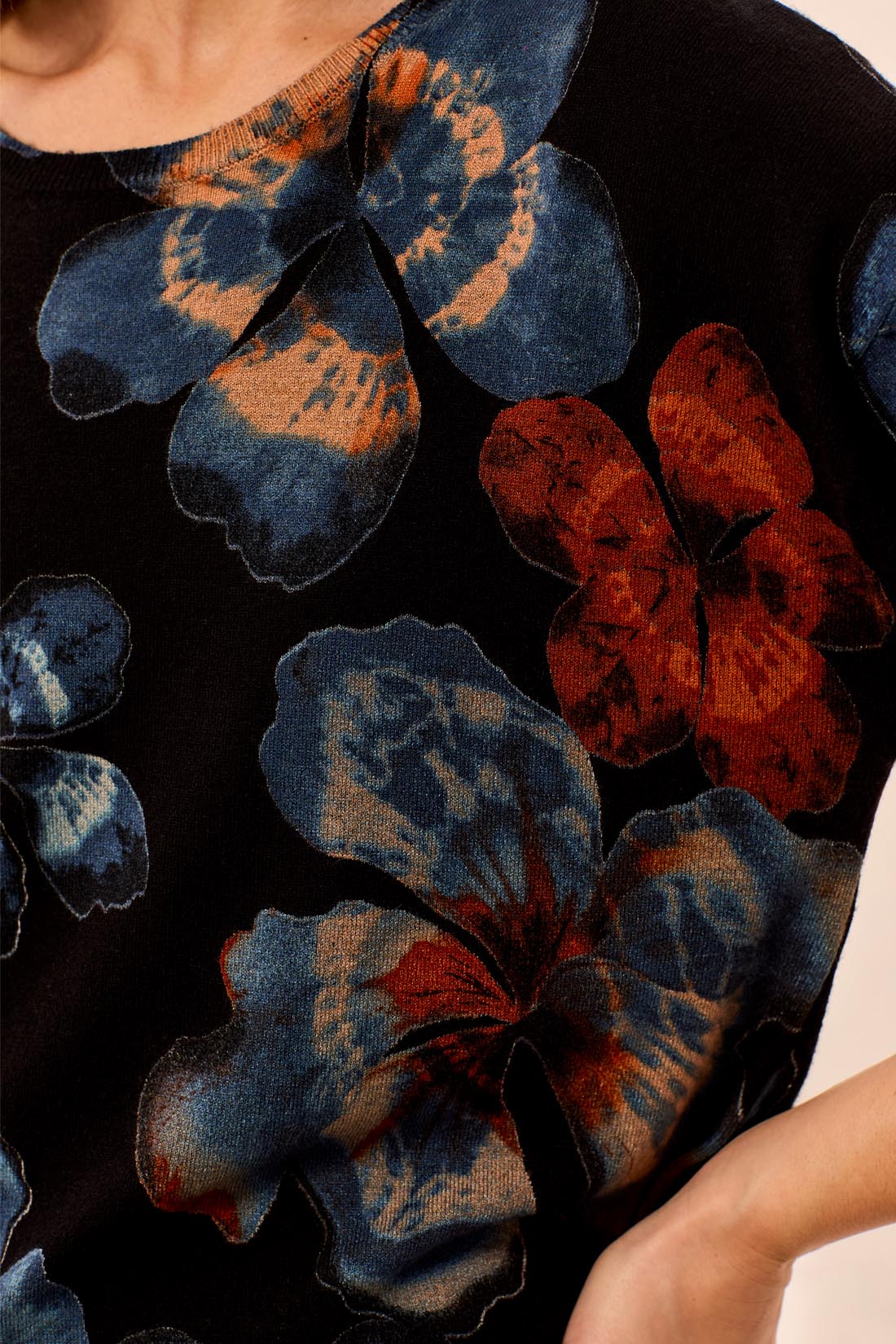 Chandail floral sur fond noir