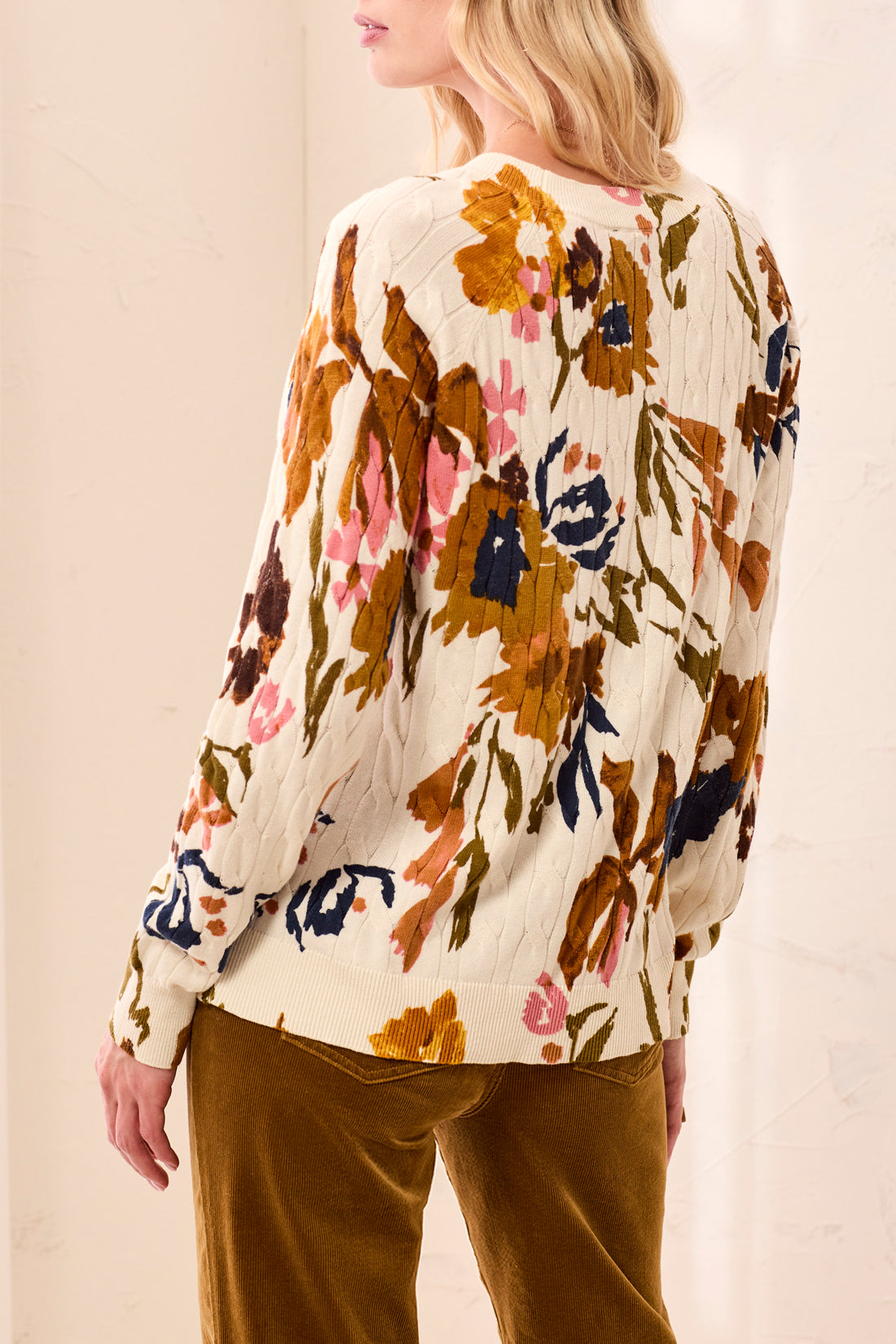 Pull fleuri à torsades