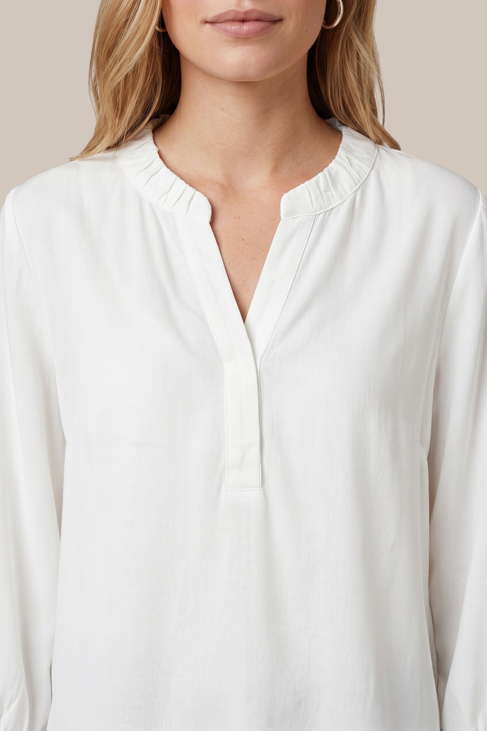 Chemisier fluide à col froncé blanc ivoire