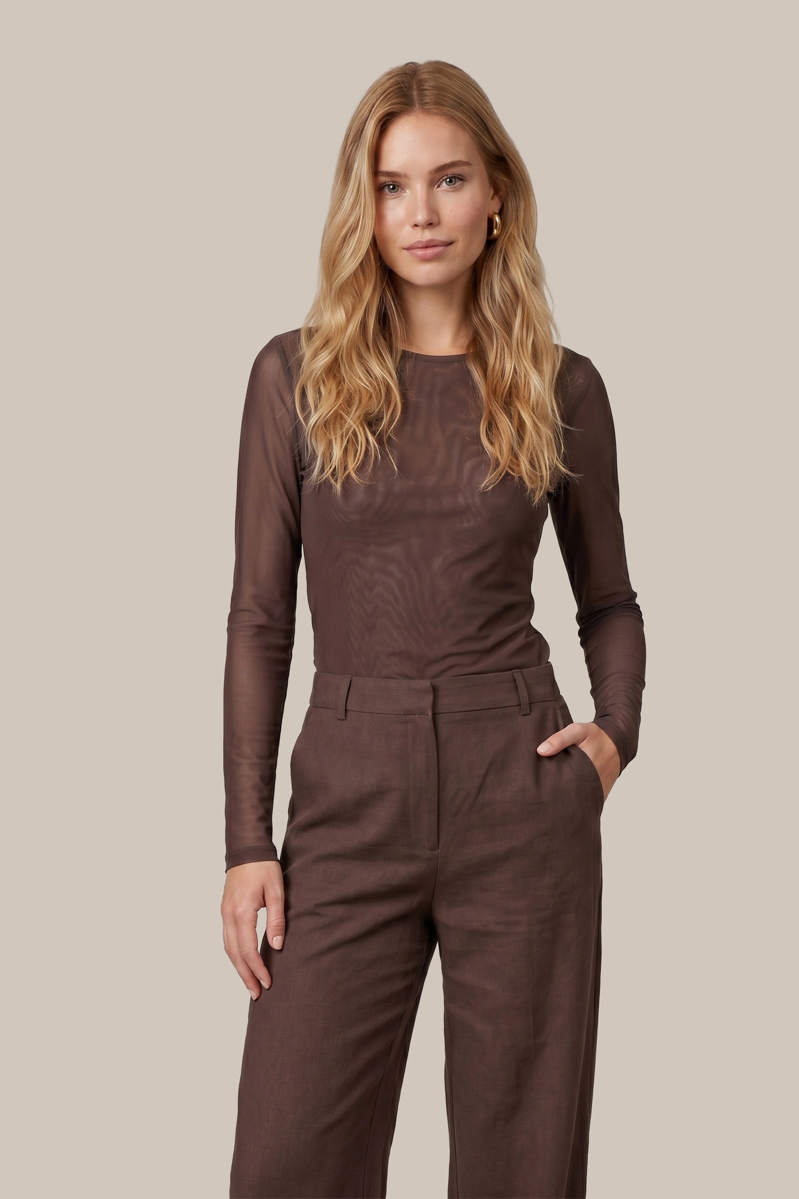 Pull en filet transparent brun chocolat