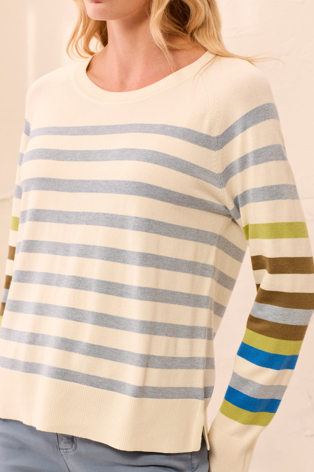 Pull rayé multicolore à col rond