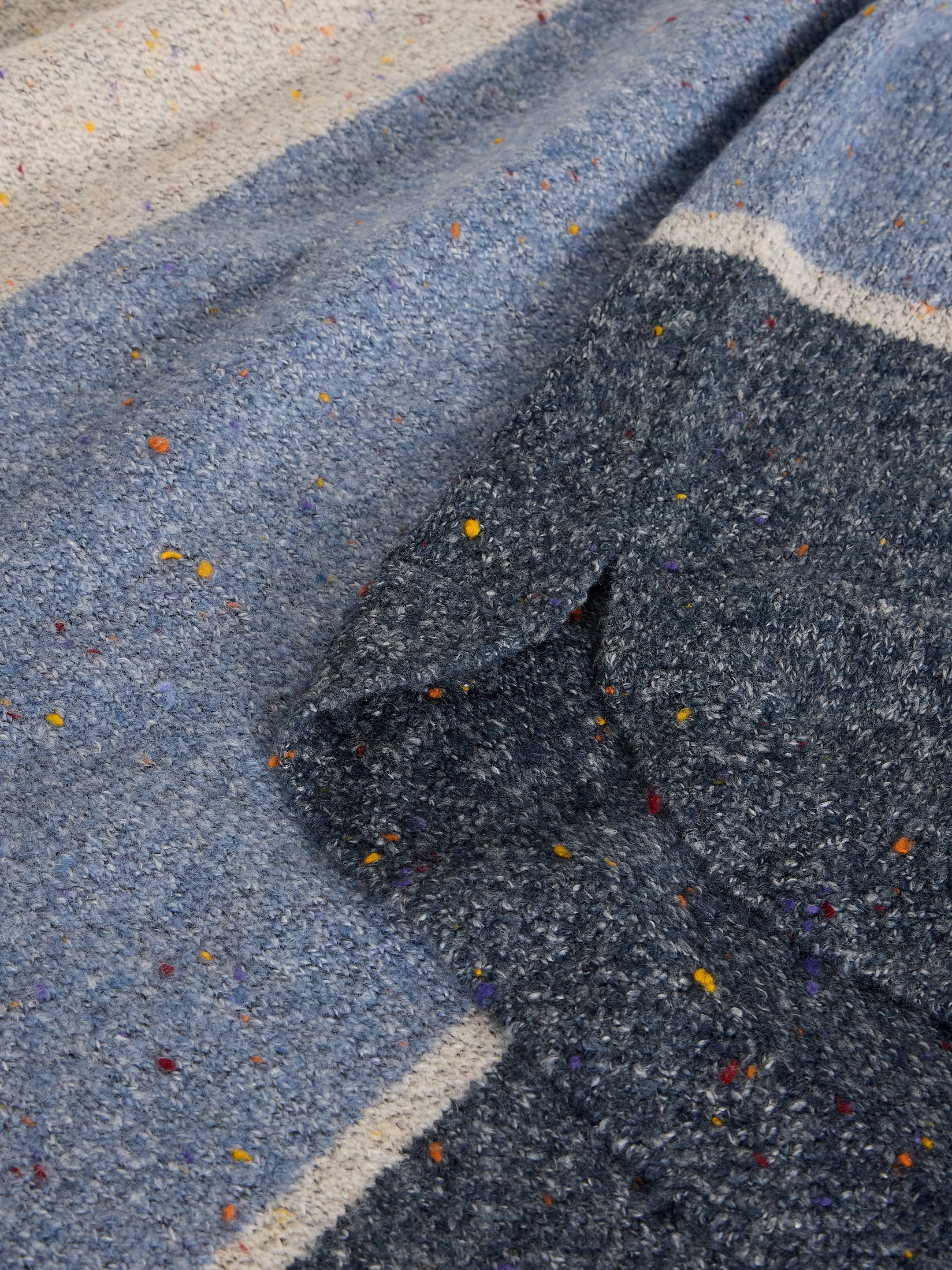 Pull bleu avec blocs de couleur