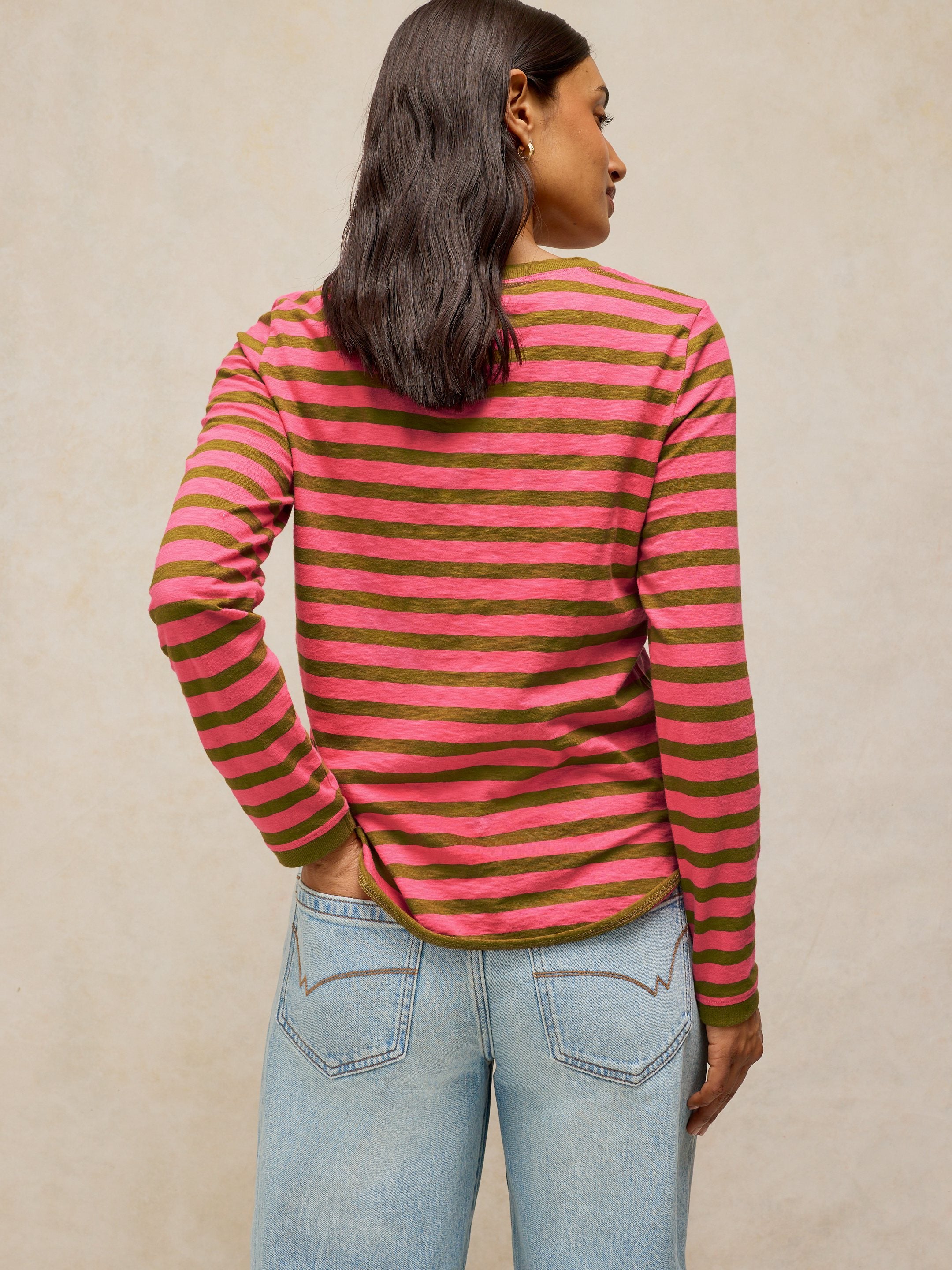 Pull rayé avec cœur brodé