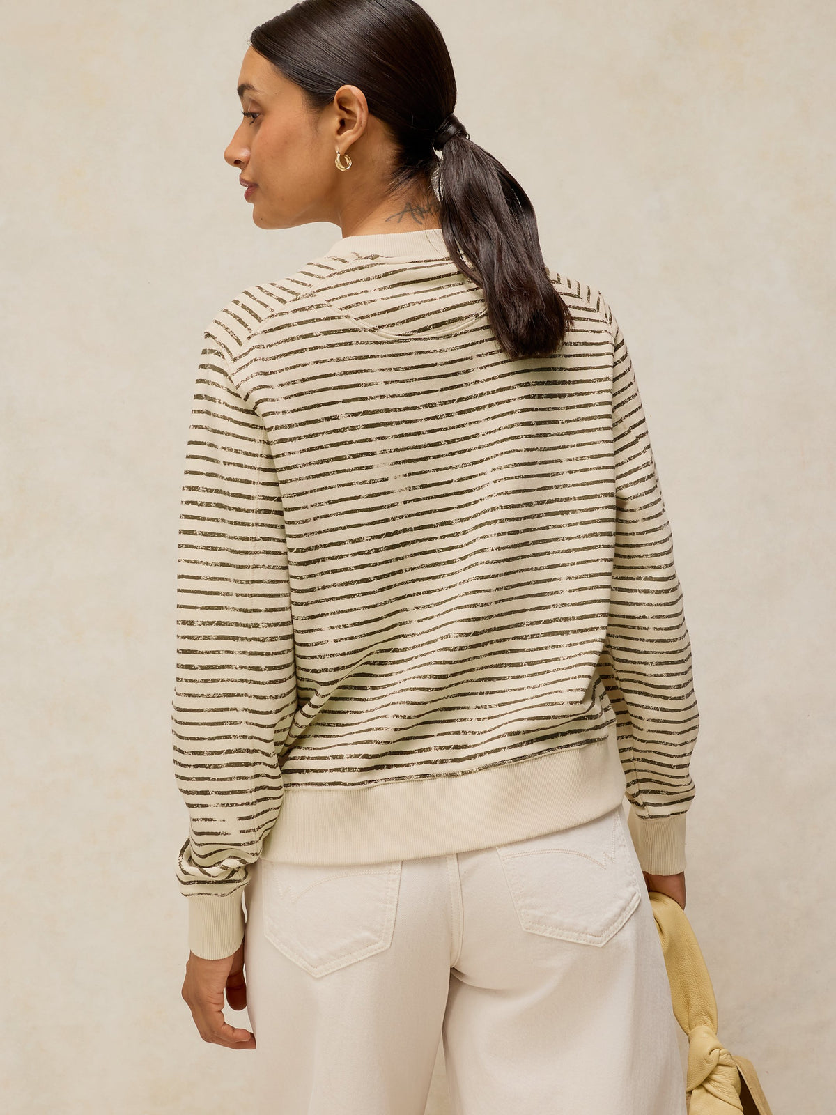 Pull à rayures ivoire et noir, petit cœur brodé