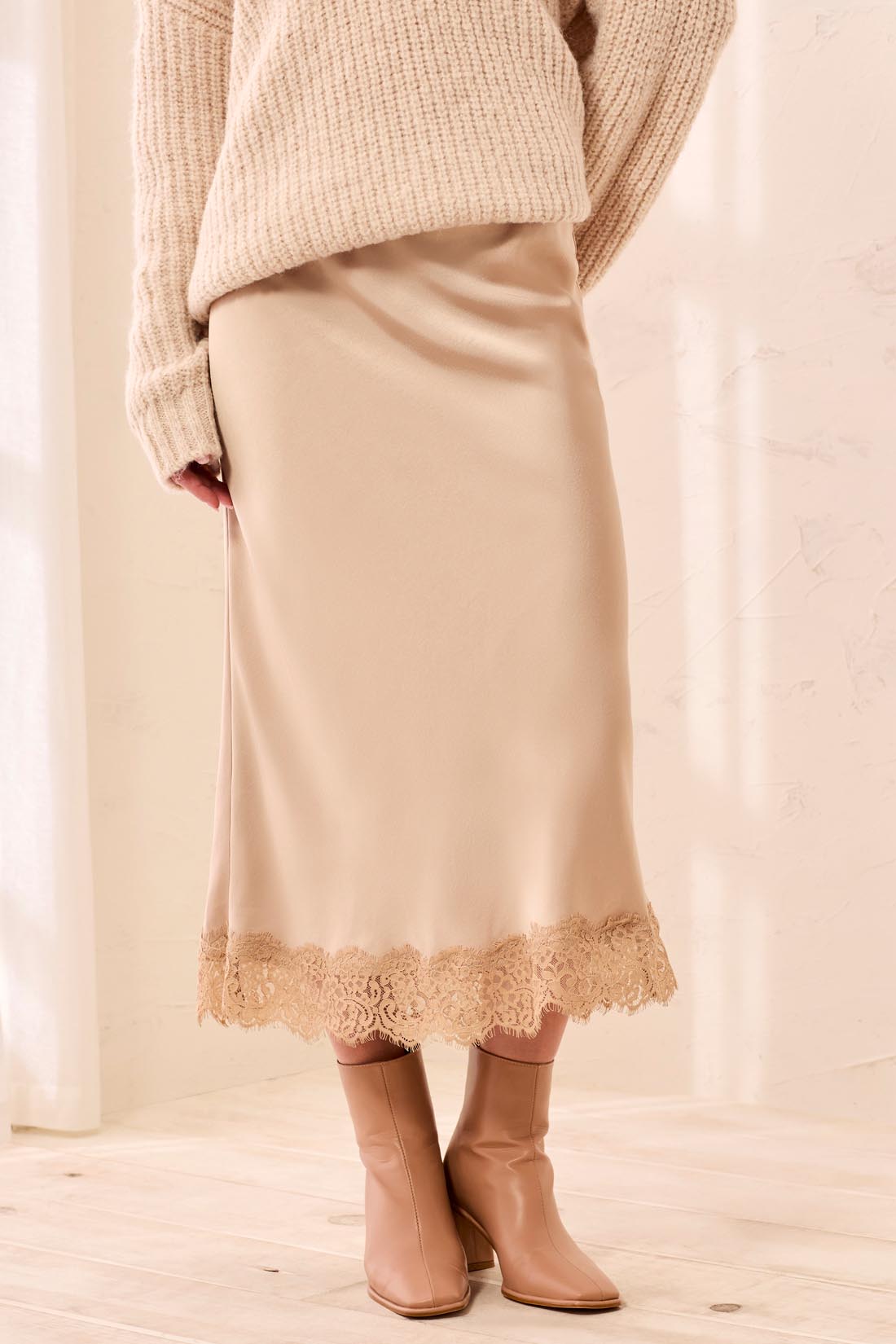 Jupe satinée à ourlet en dentelle beige