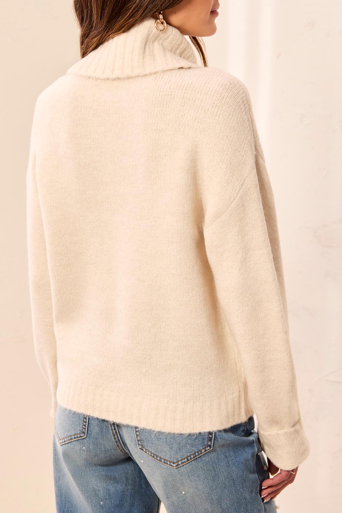 Pull crème à noeud papillon