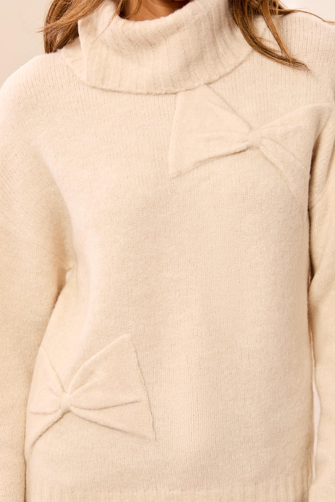 Pull crème à noeud papillon