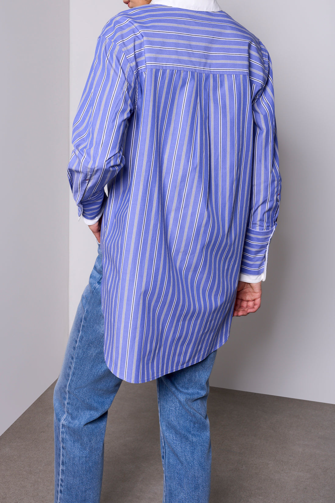 Chemise longue rayée à col contrastant
