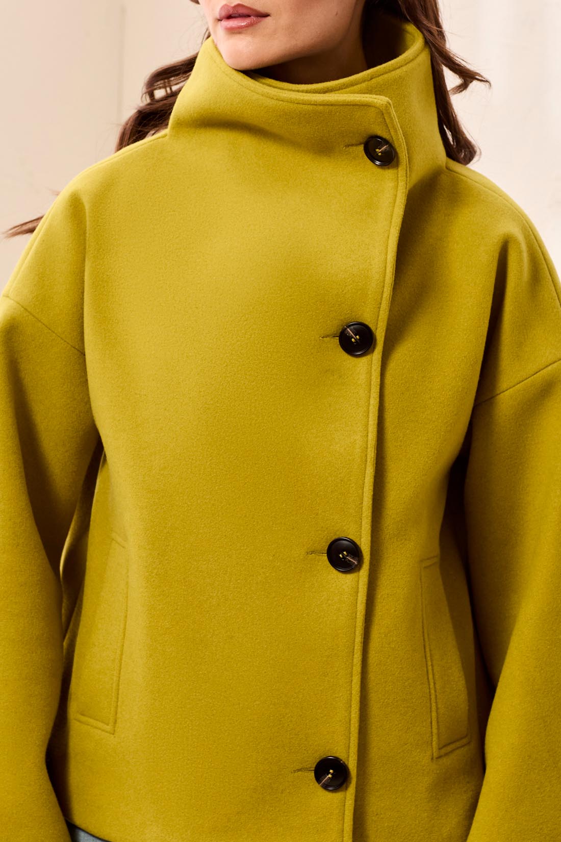 Veste courte en lainage chartreuse