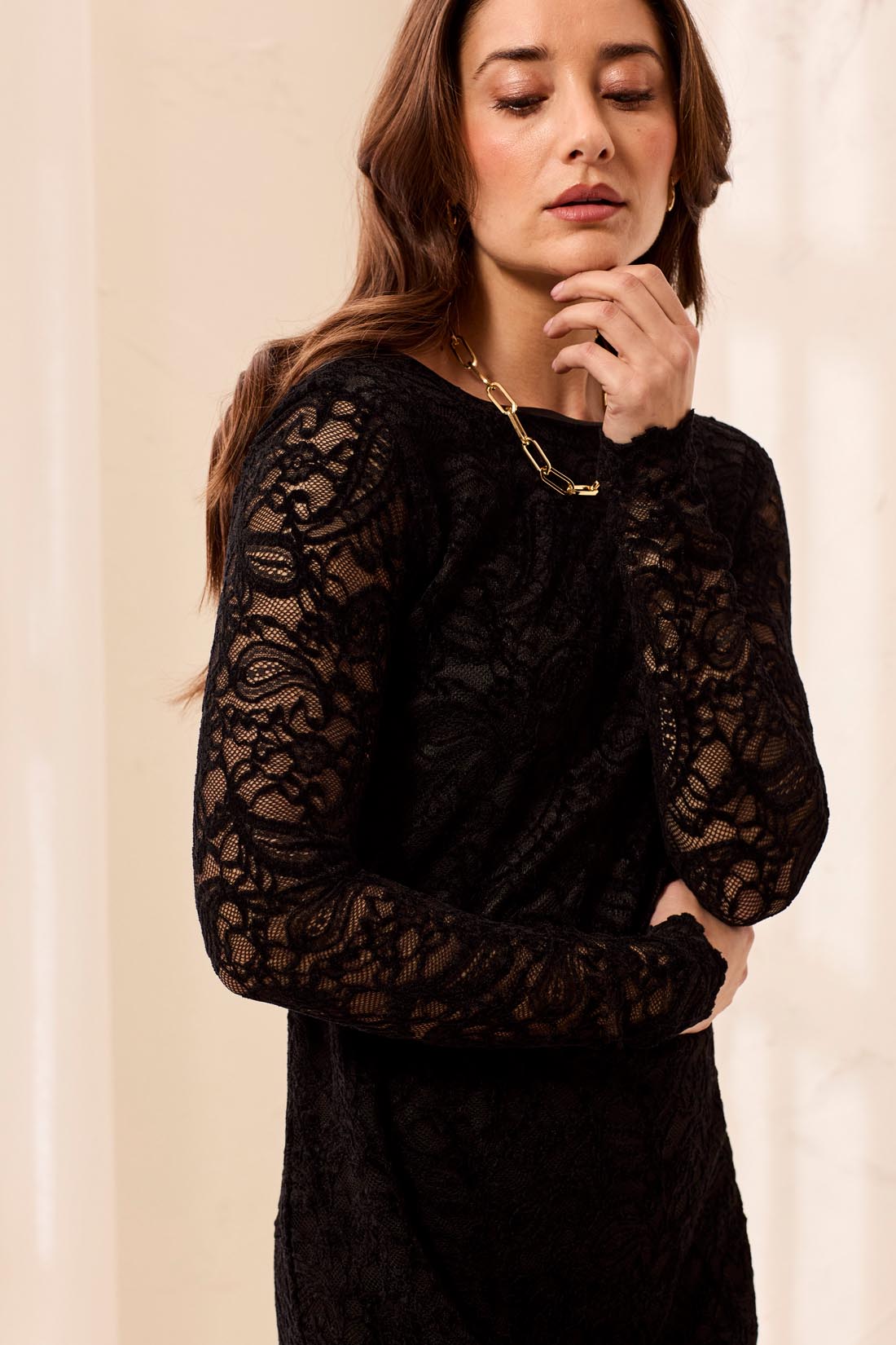 Robe en dentelle noire à dos en V