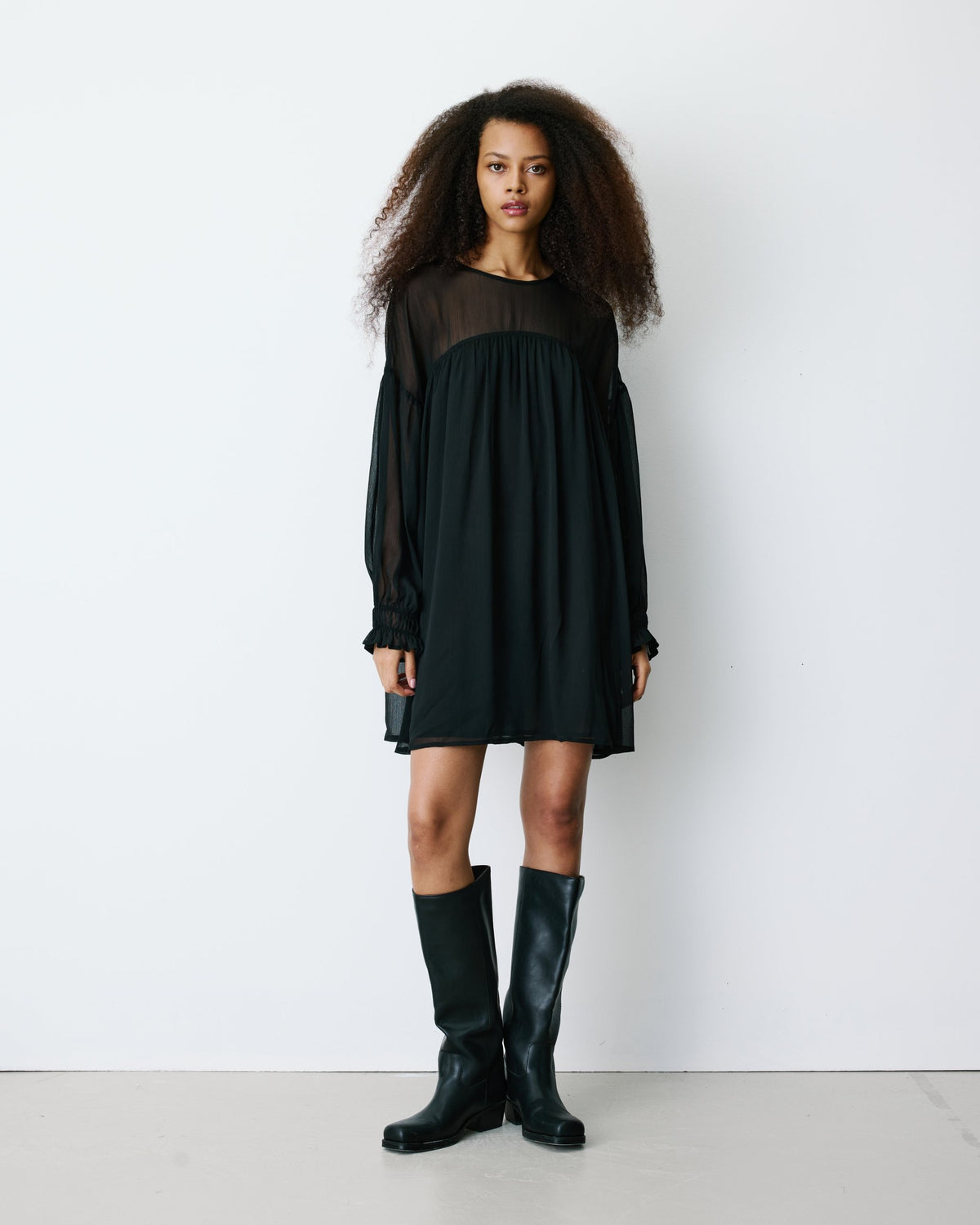 Robe noire vaporeuse Belya