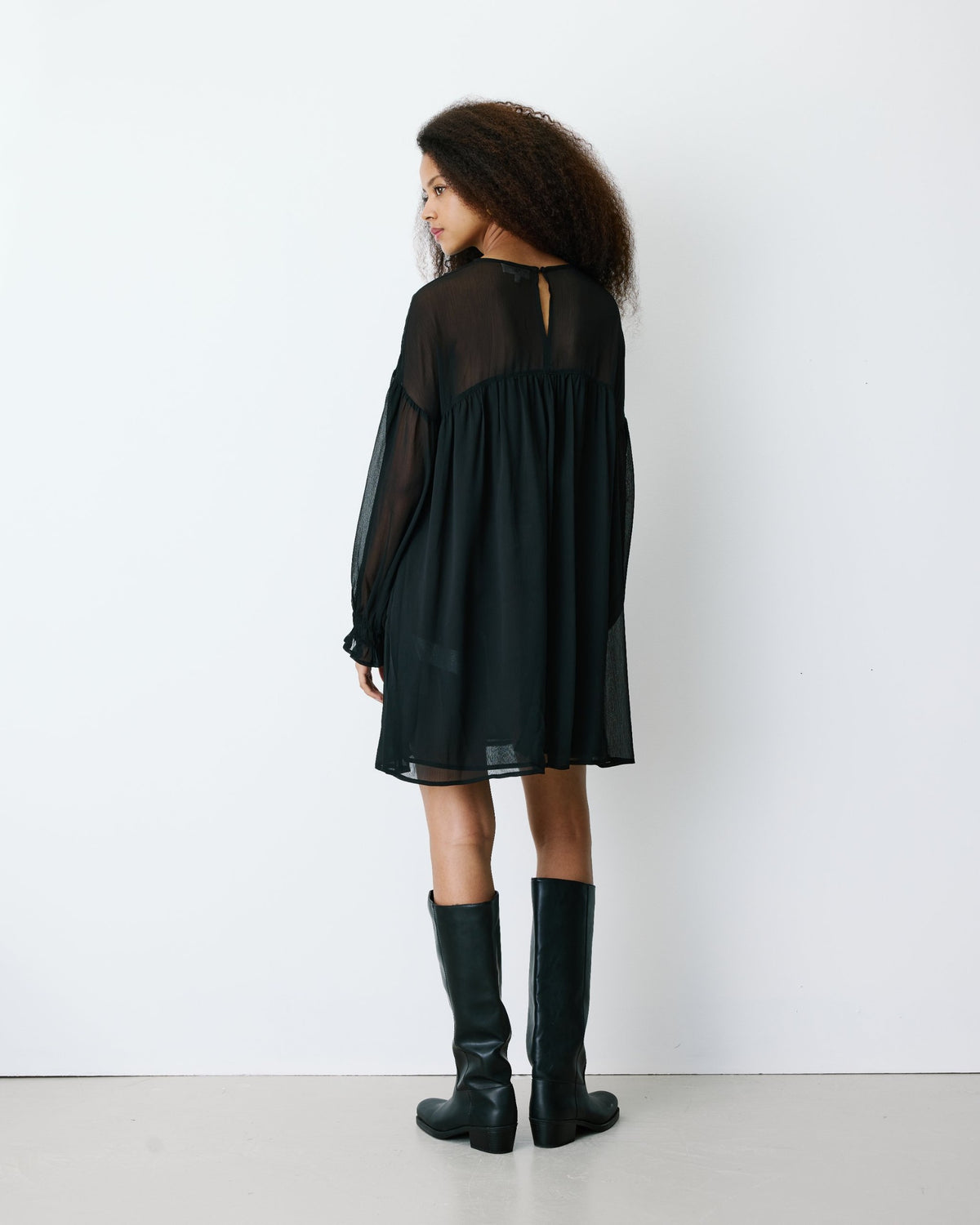 Robe noire vaporeuse Belya