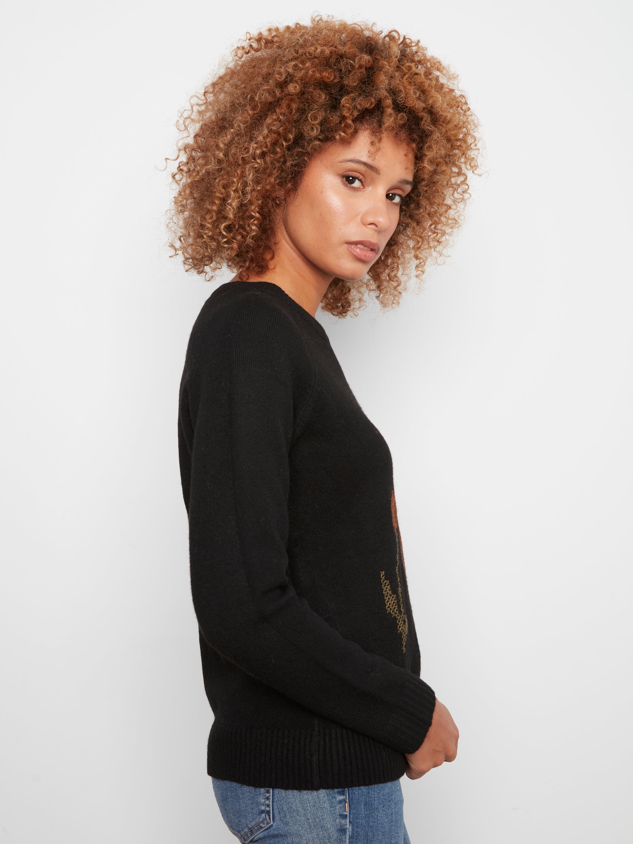 Pull noir à col rond et fleur brodée