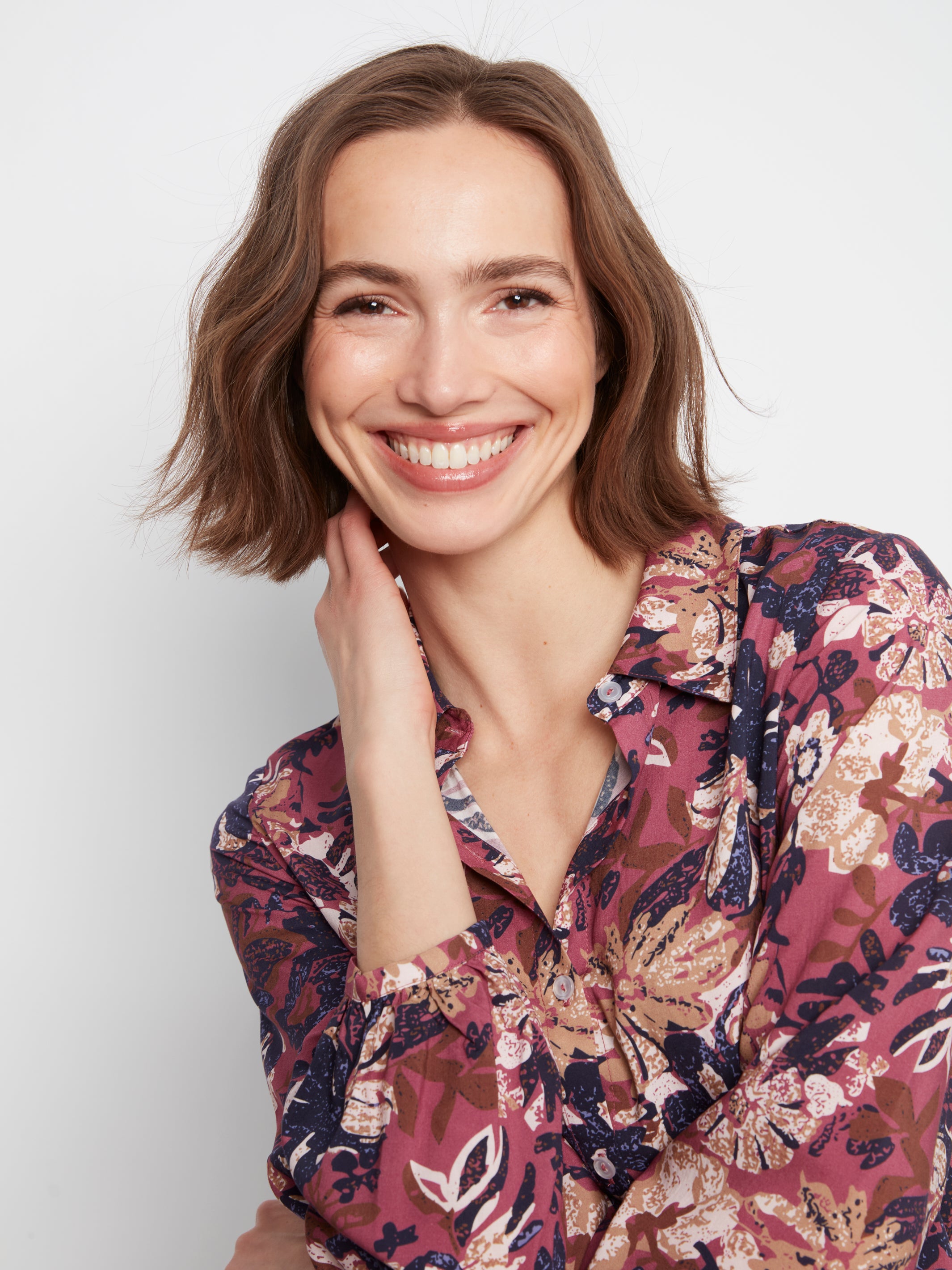 Blouse florale à col en V prune