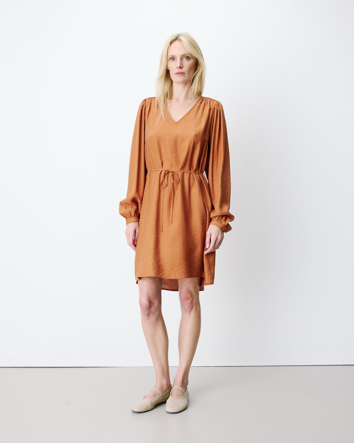 Robe camel à encolure en V Alienor