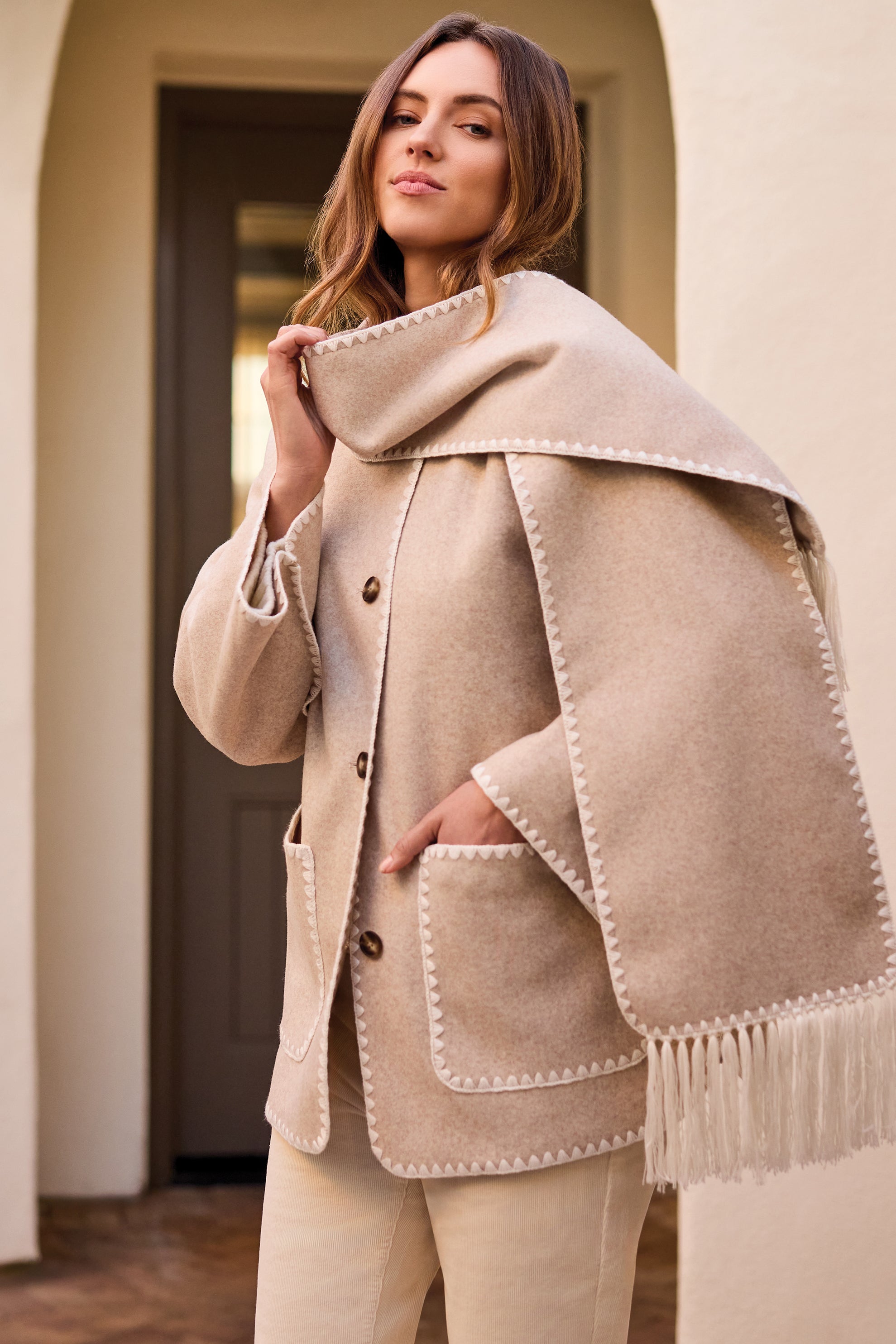 Manteau boutonné avec écharpe amovible