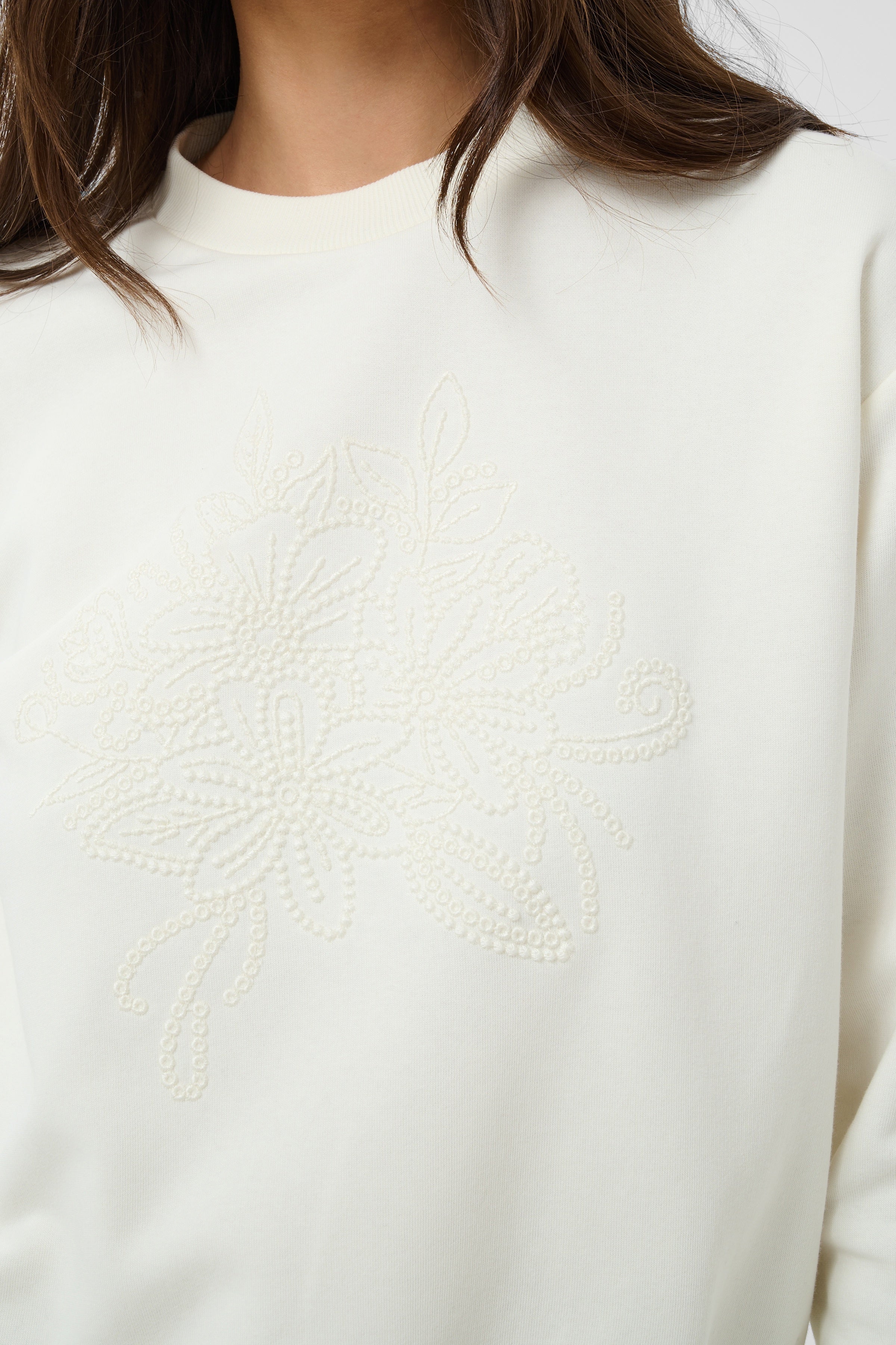 Pull blanc avec broderie florale