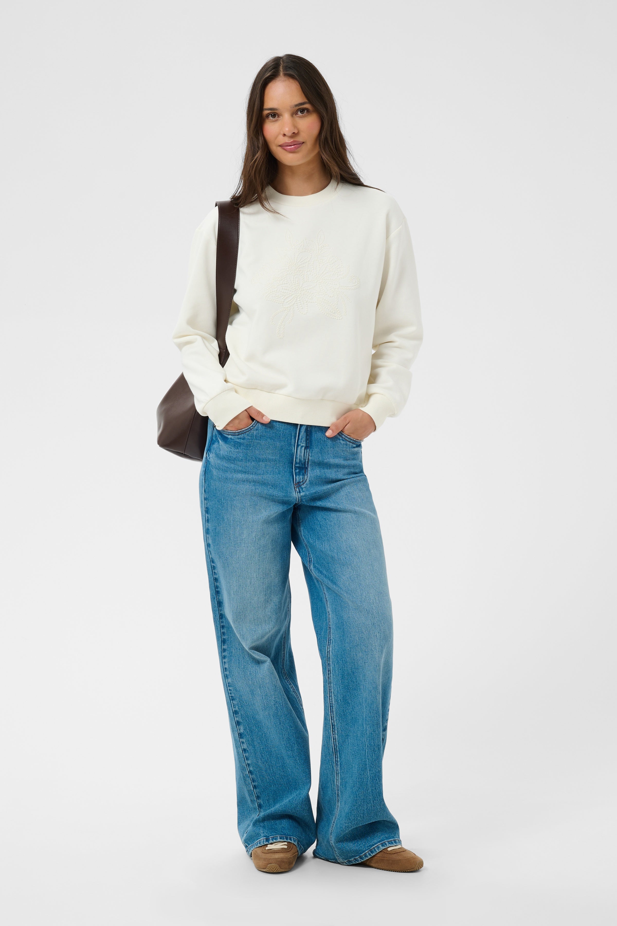 Pull blanc avec broderie florale