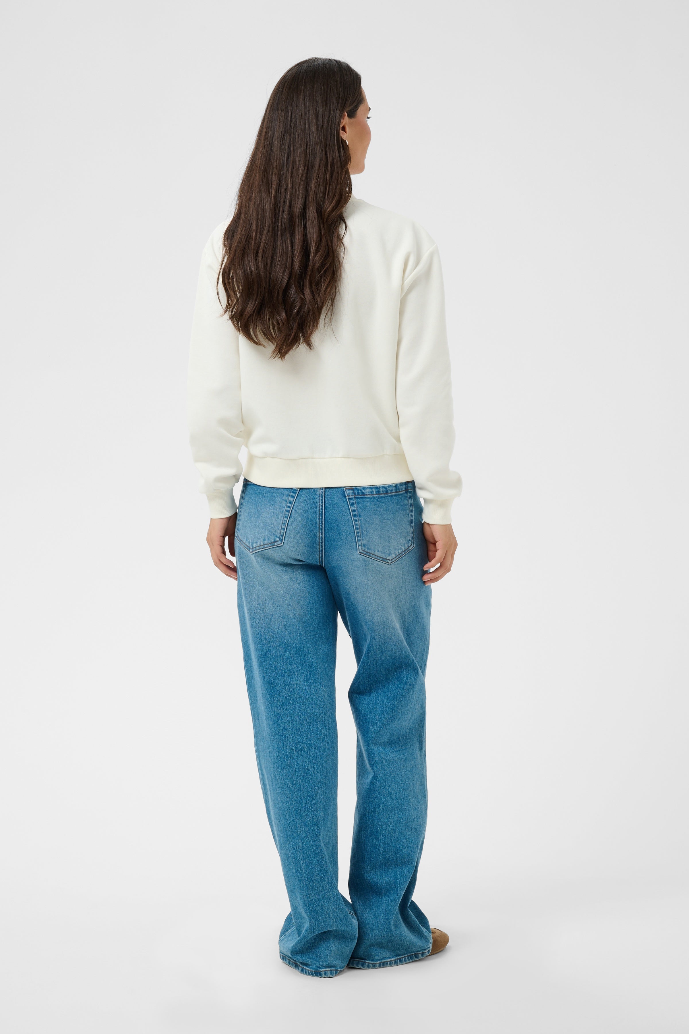Pull blanc avec broderie florale