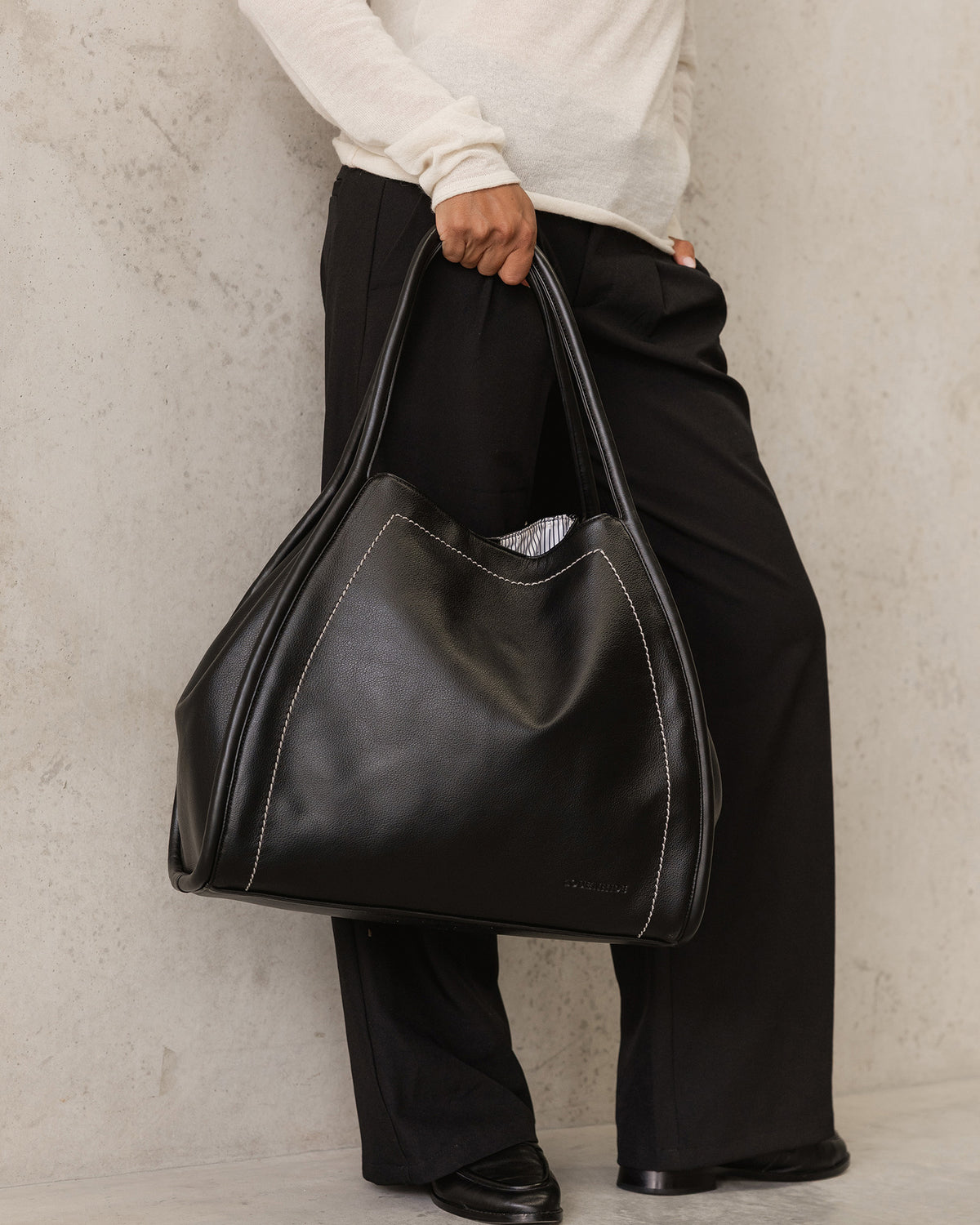 Grand sac en cuir végan noir