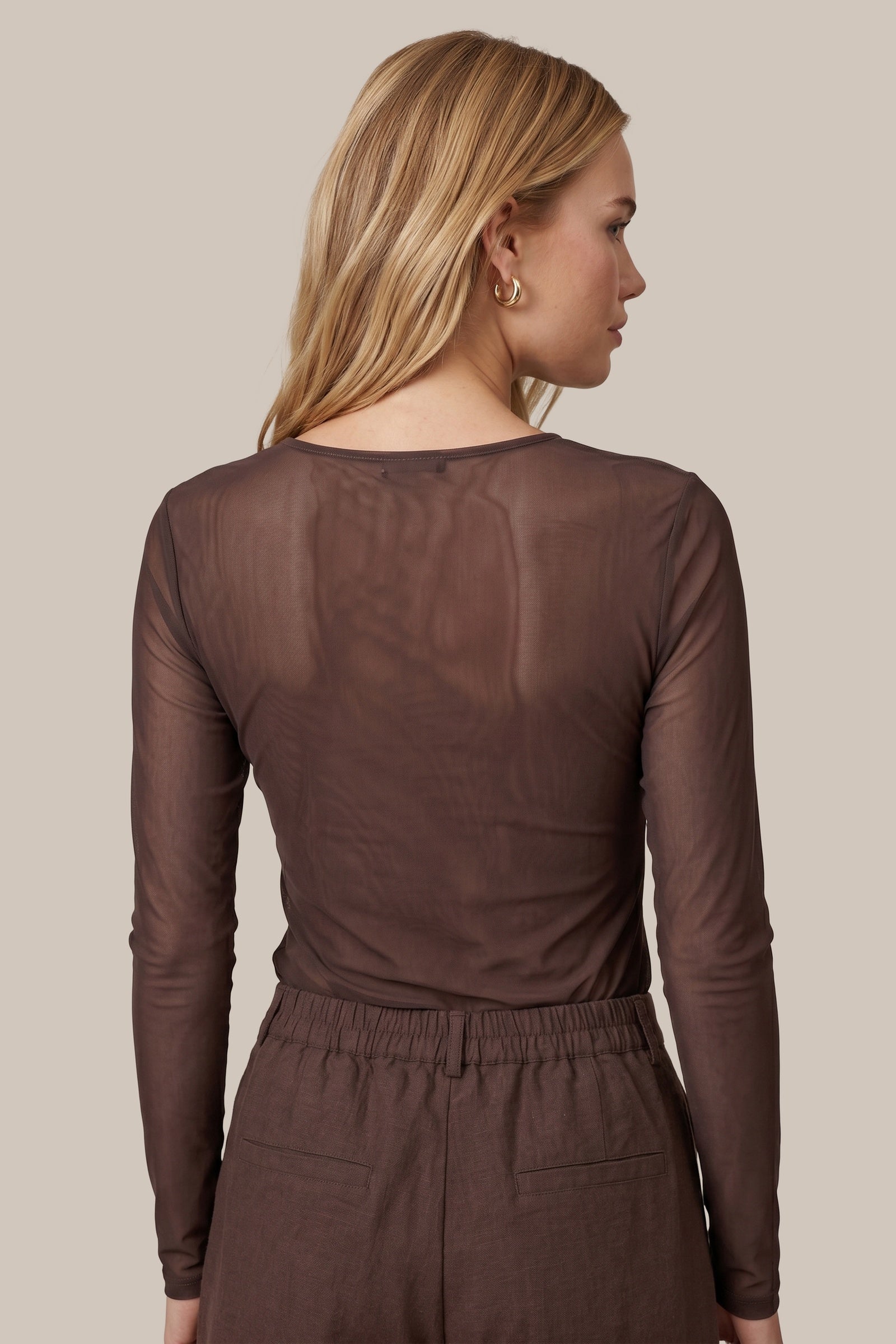 Pull en filet transparent brun chocolat