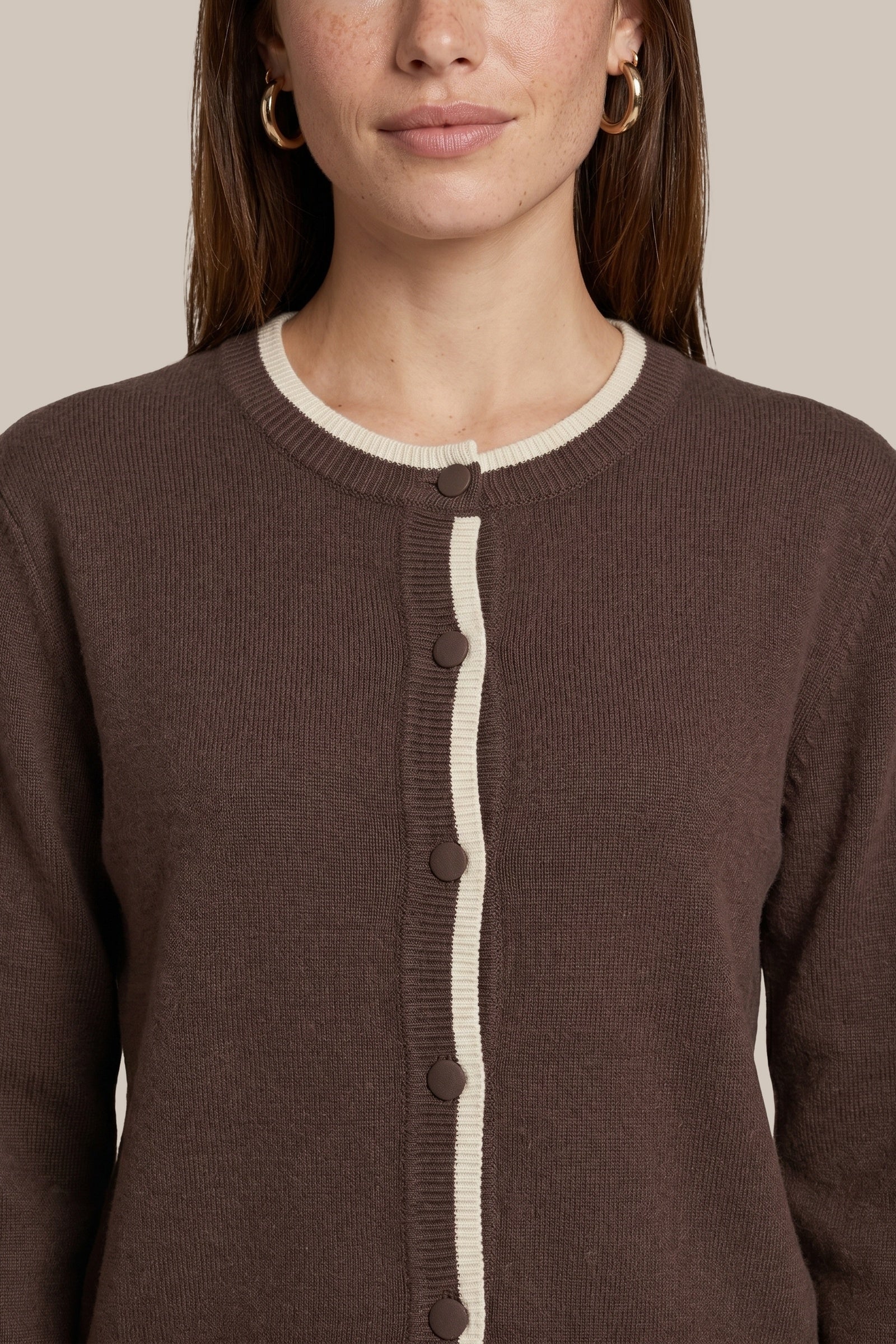 Cardigan brun et crème à col rond
