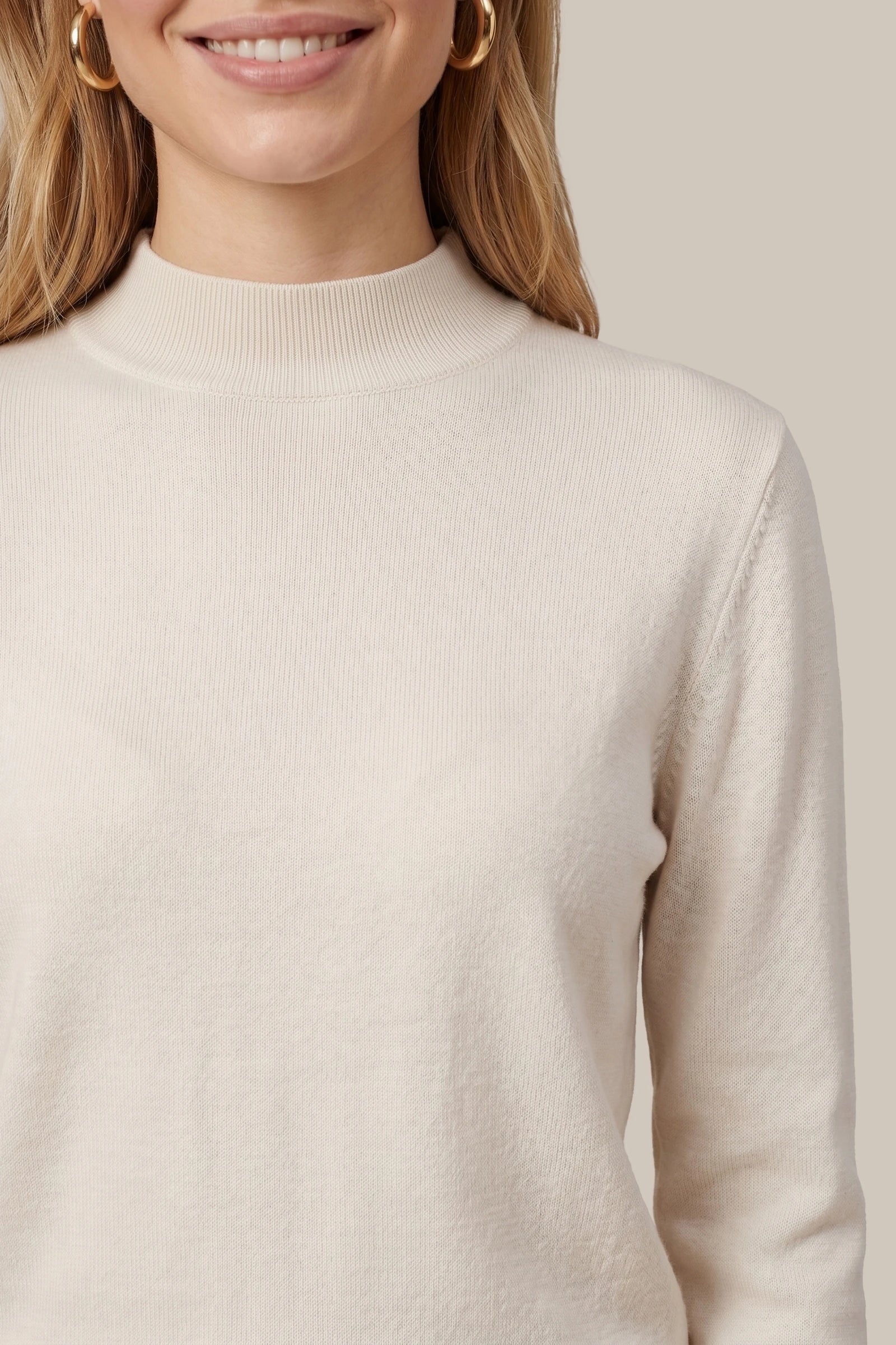 Pull crème à col montant et maille fine