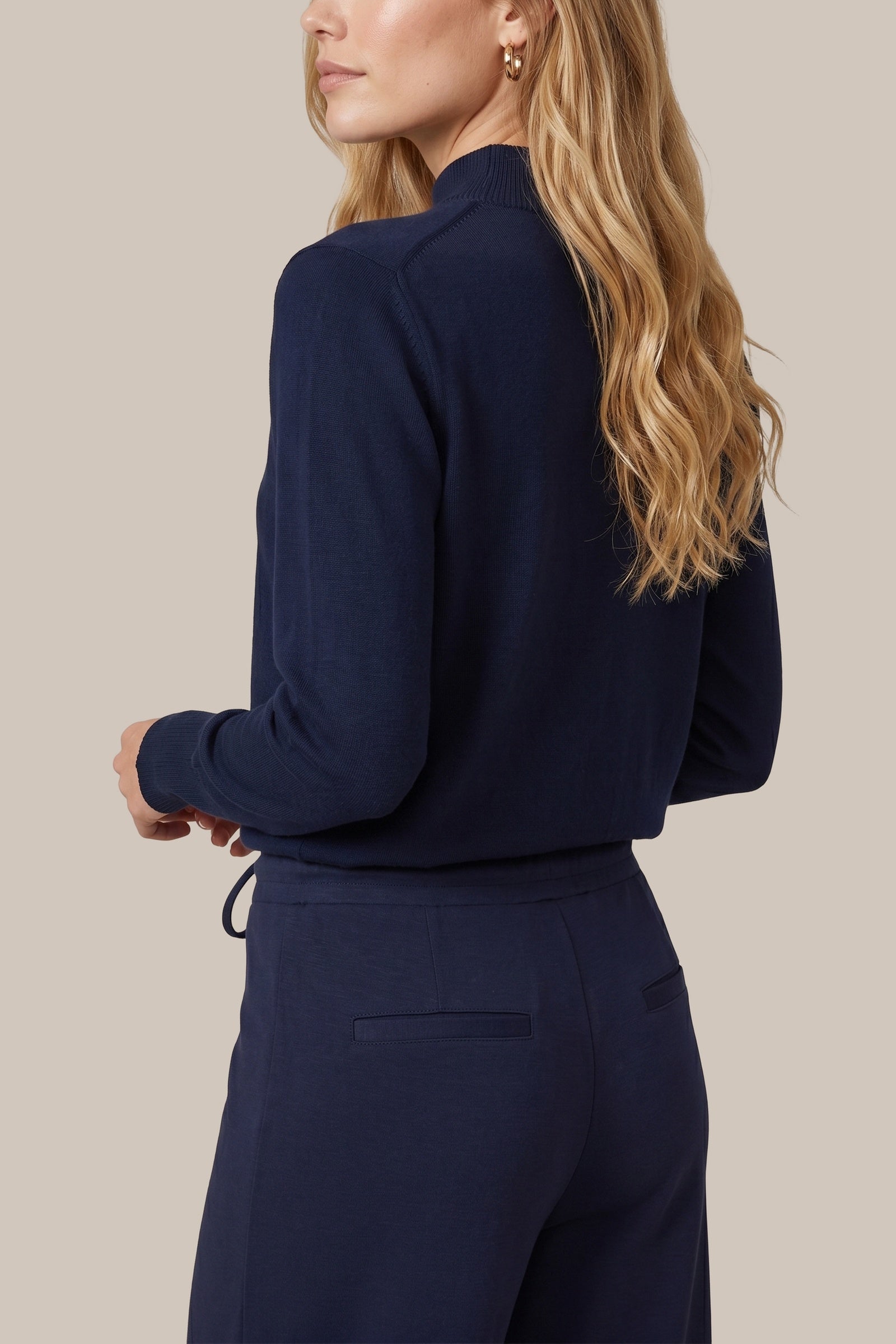 Pull marine à col montant en maille fine