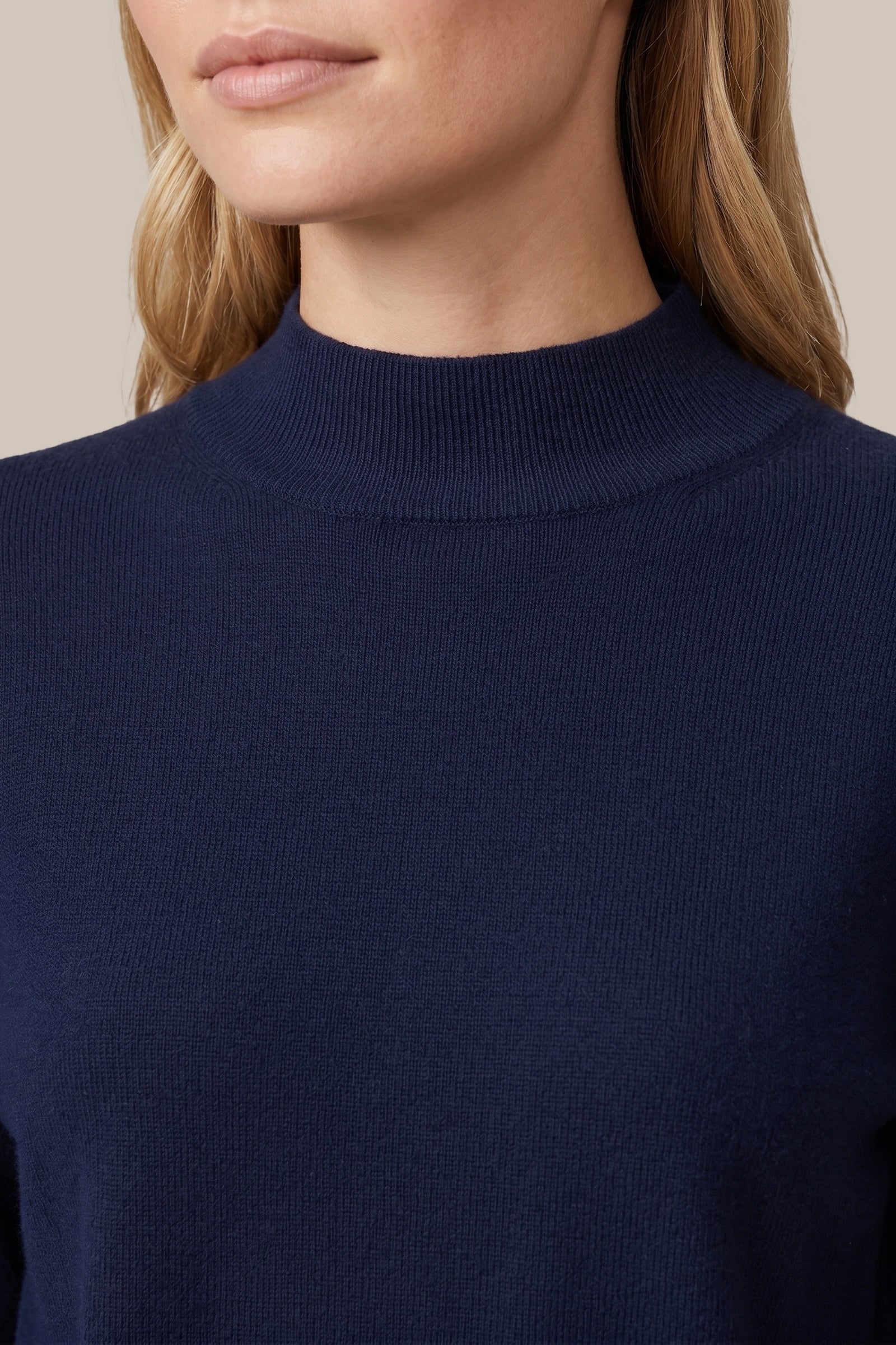 Pull marine à col montant en maille fine