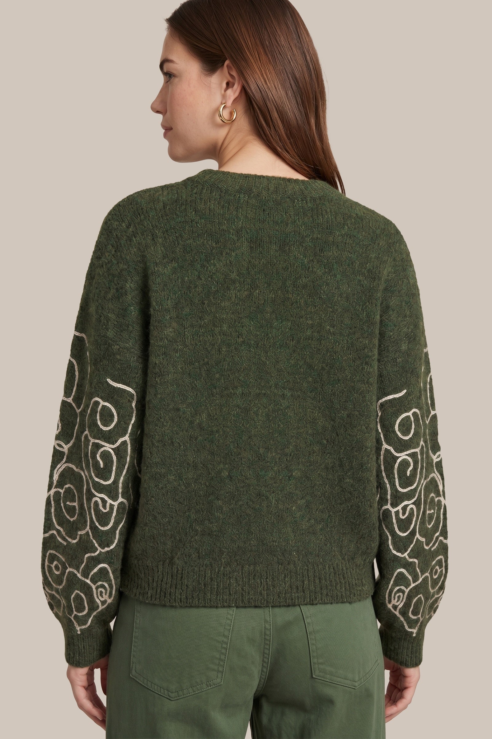 Pull imprimé kaki et fleurs esquissées