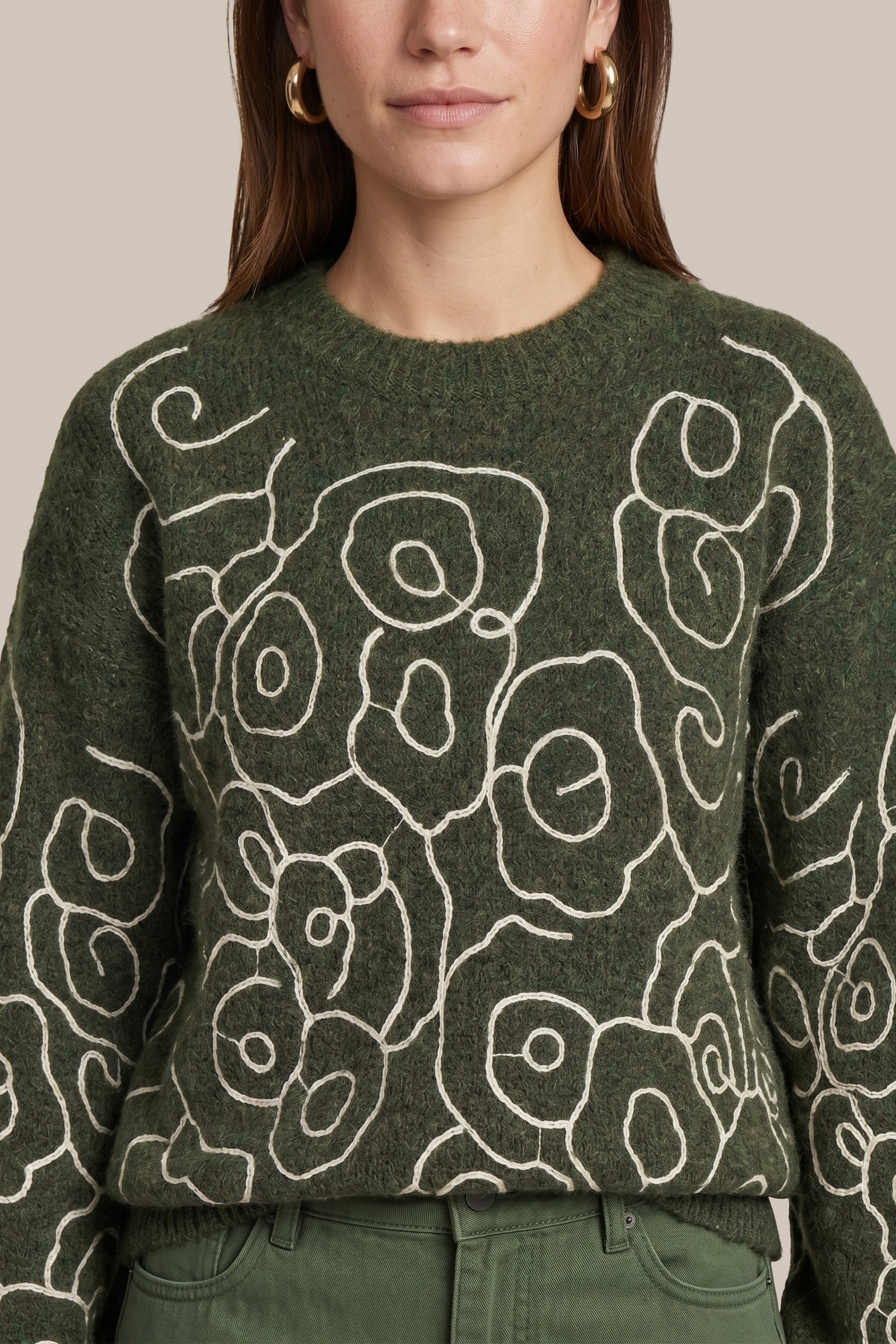 Pull imprimé kaki et fleurs esquissées