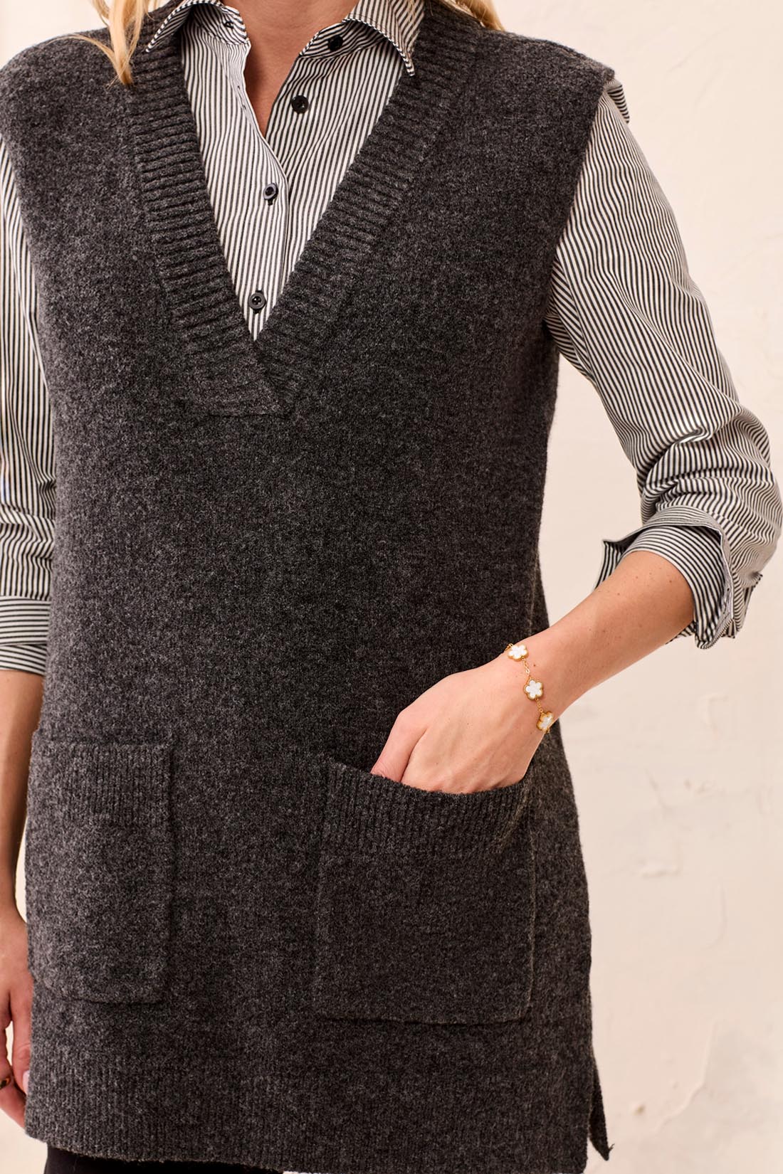 Pull sans manches Tribal gris charbon à col V et poches plaquées, porté sur une chemise