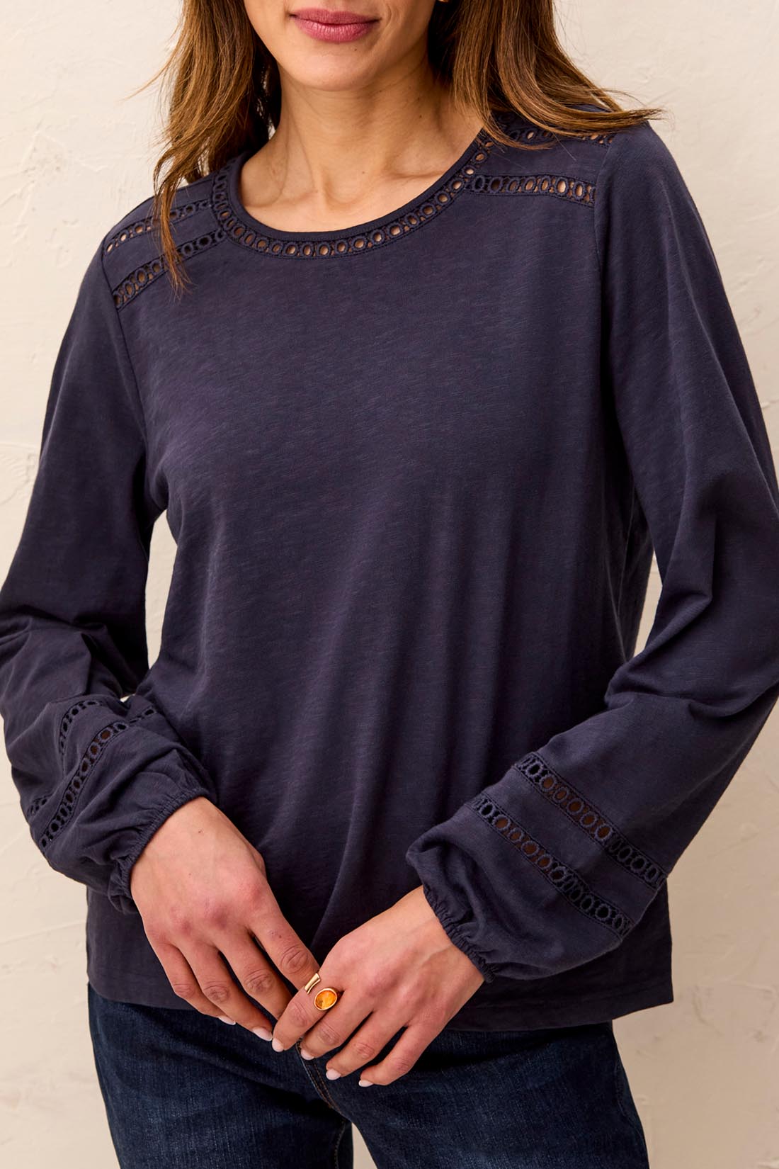Haut à broderie et manches bouffantes