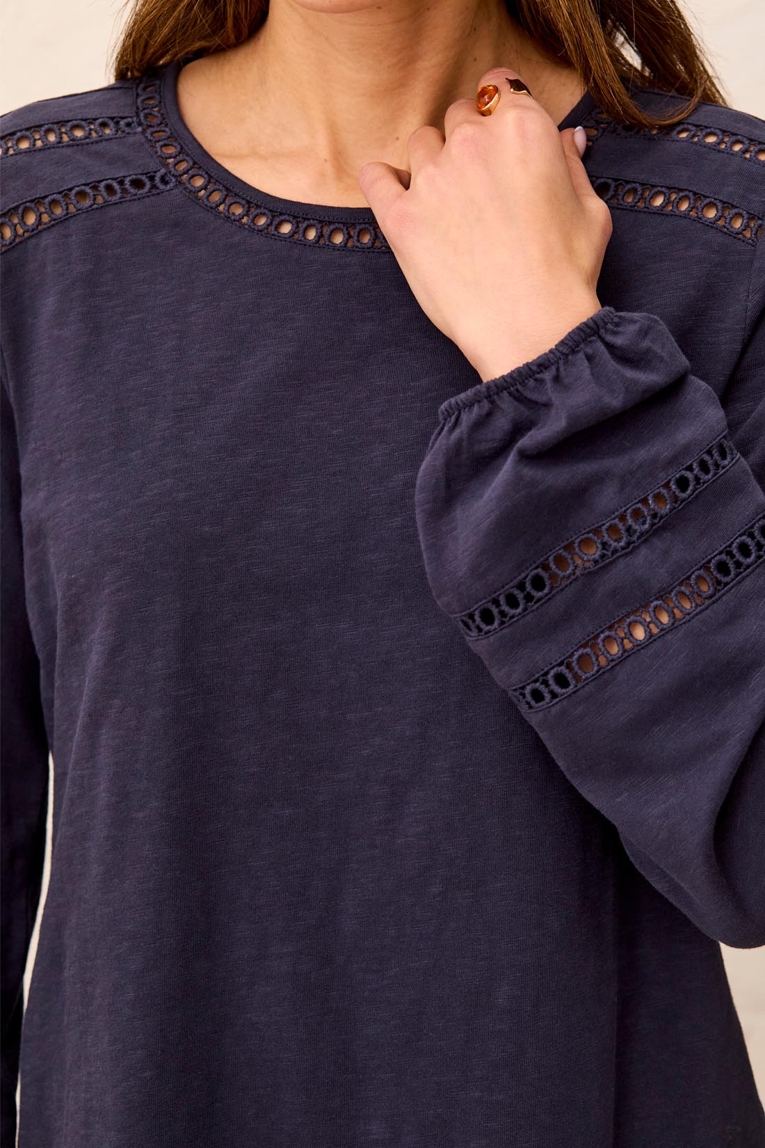 Haut à broderie et manches bouffantes