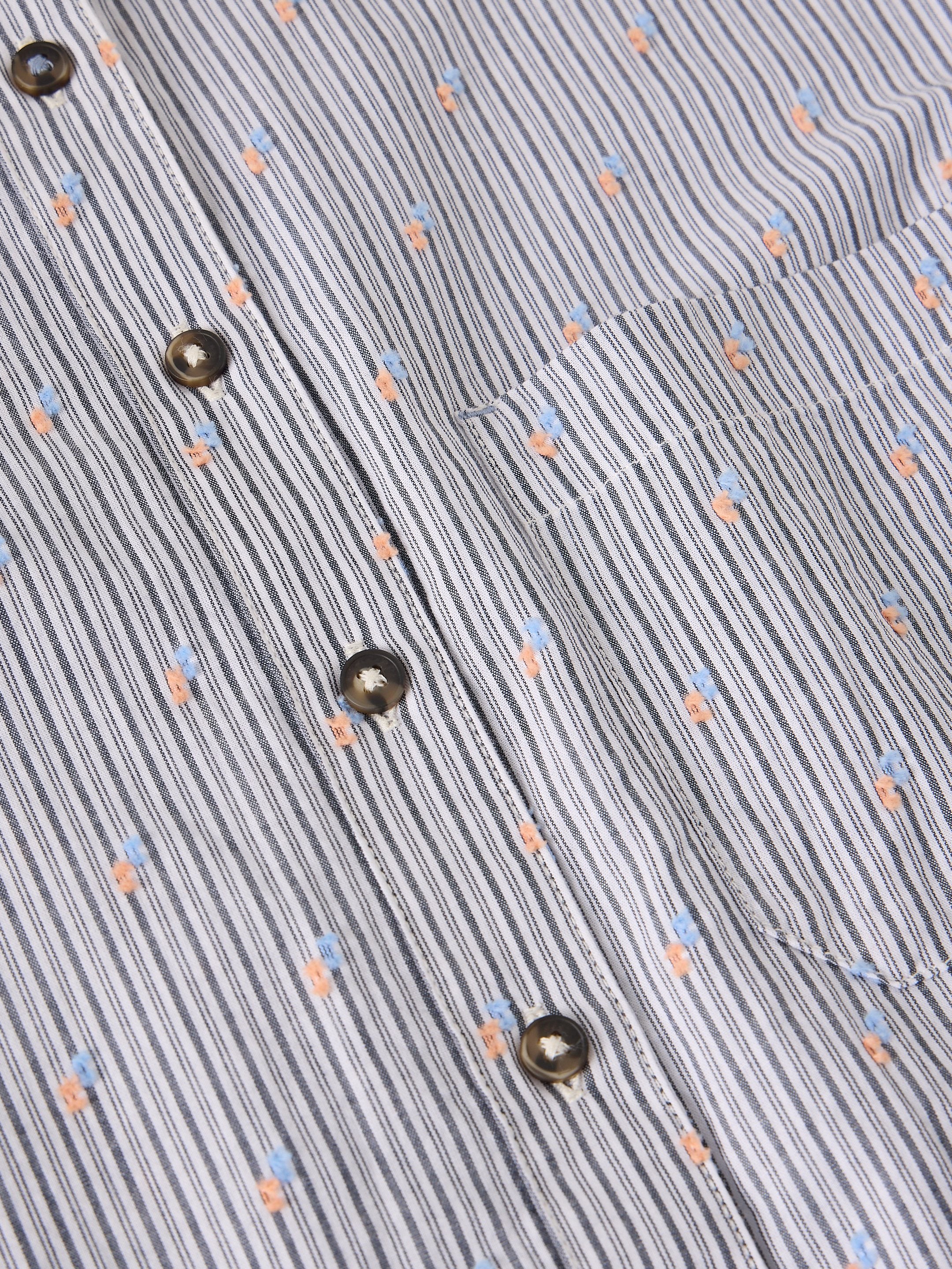 Chemisier bleu rayé et motifs mouchetés