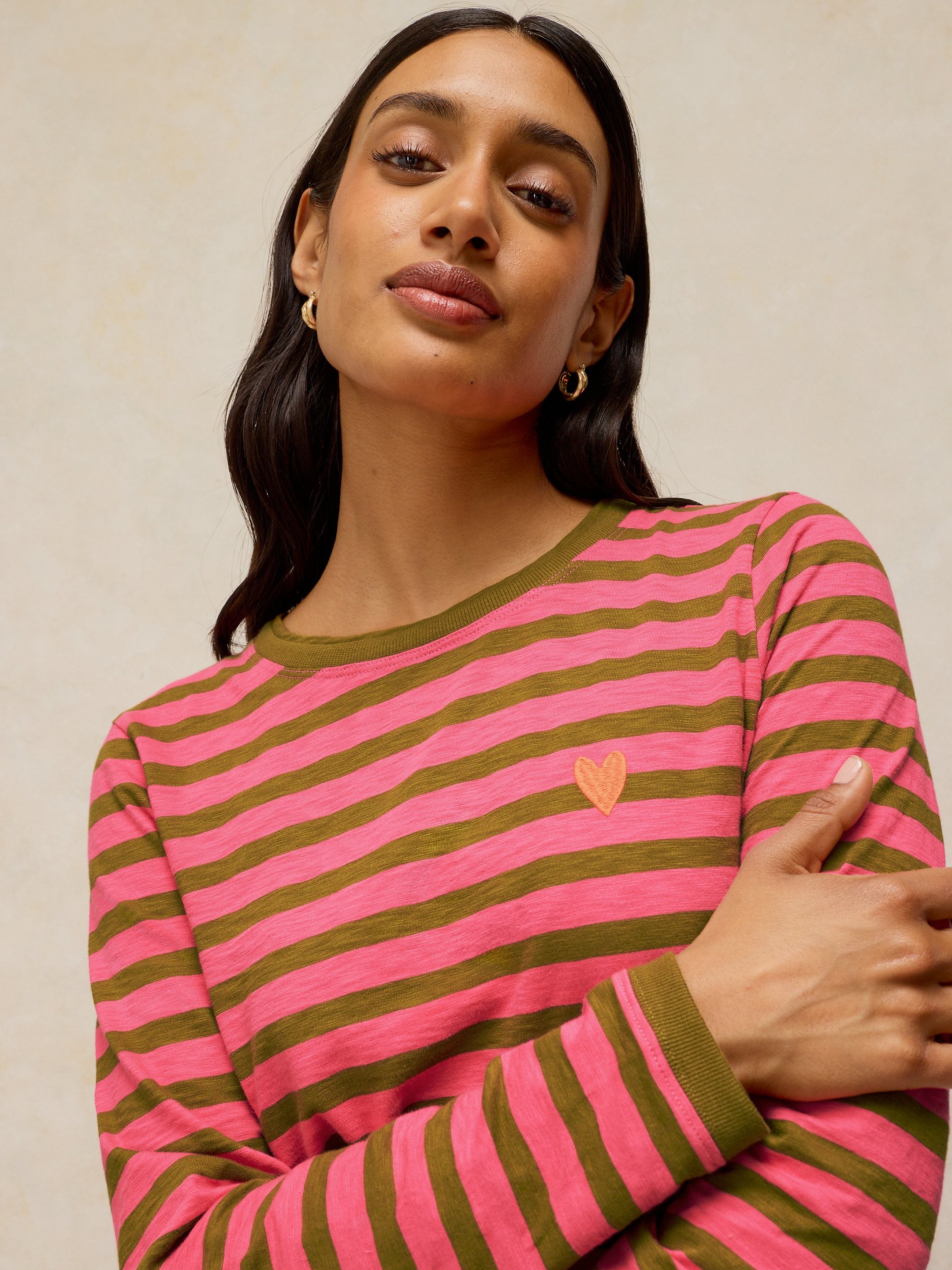 Pull rayé avec cœur brodé
