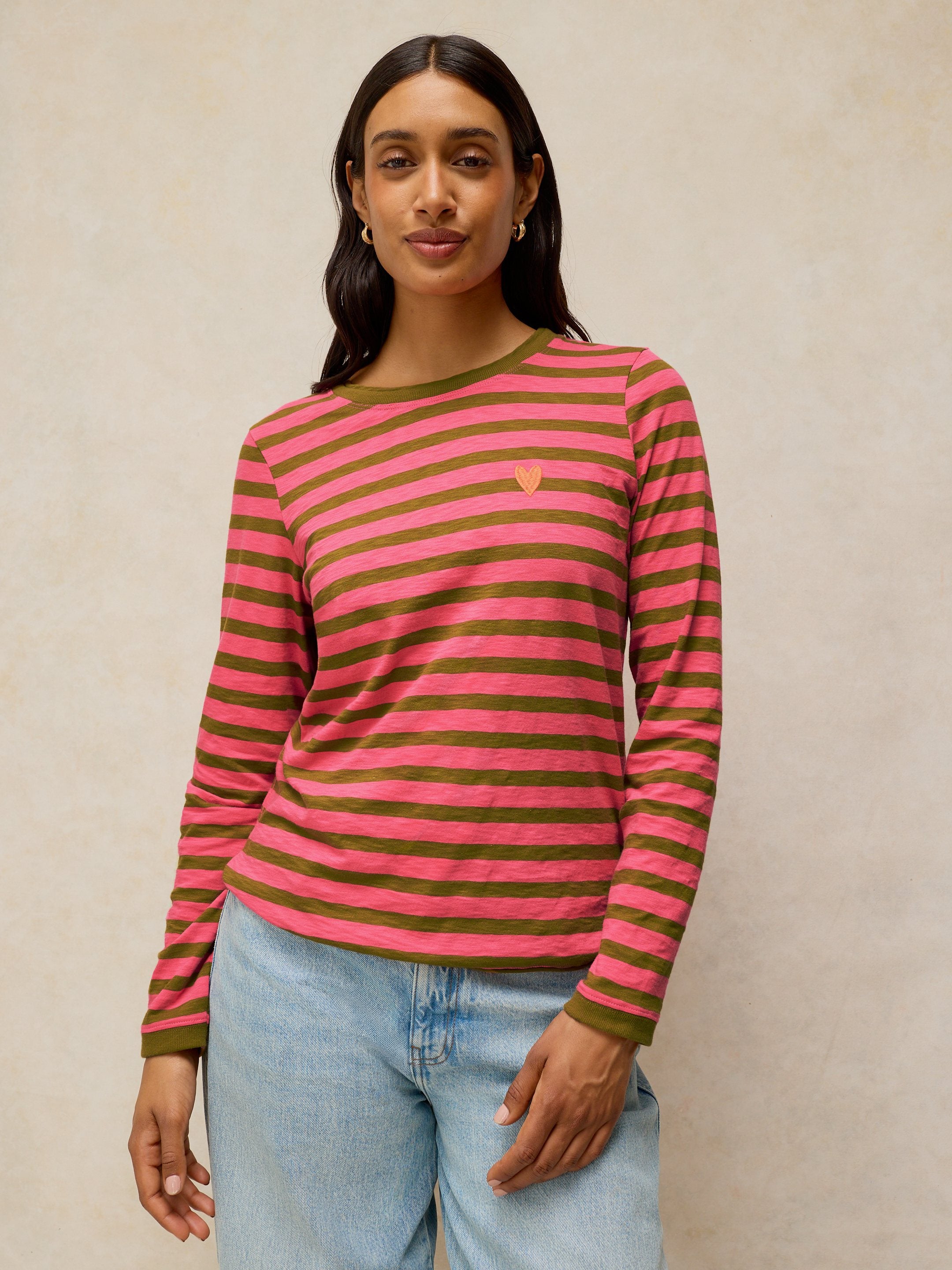 Pull rayé avec cœur brodé