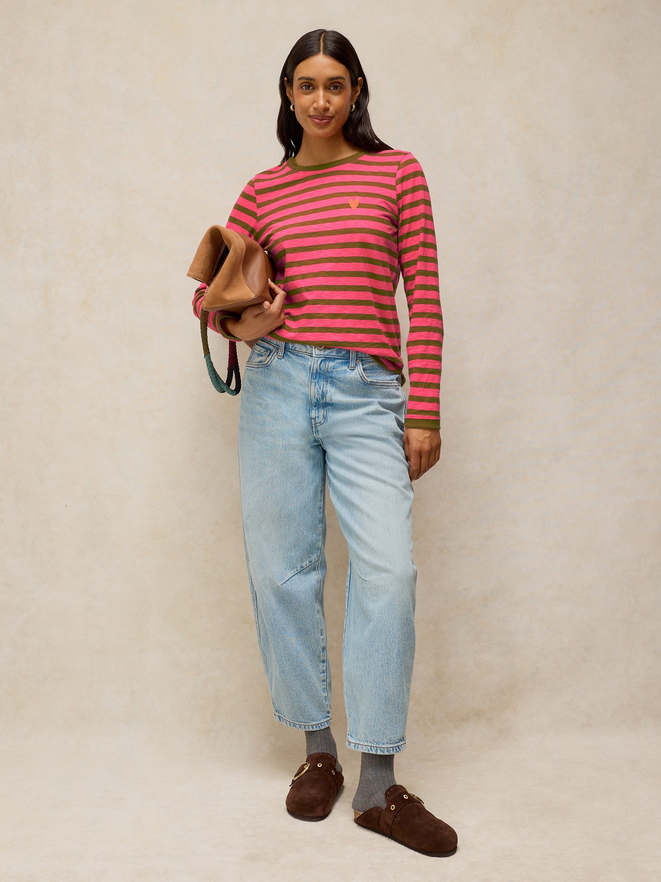 Pull rayé avec cœur brodé