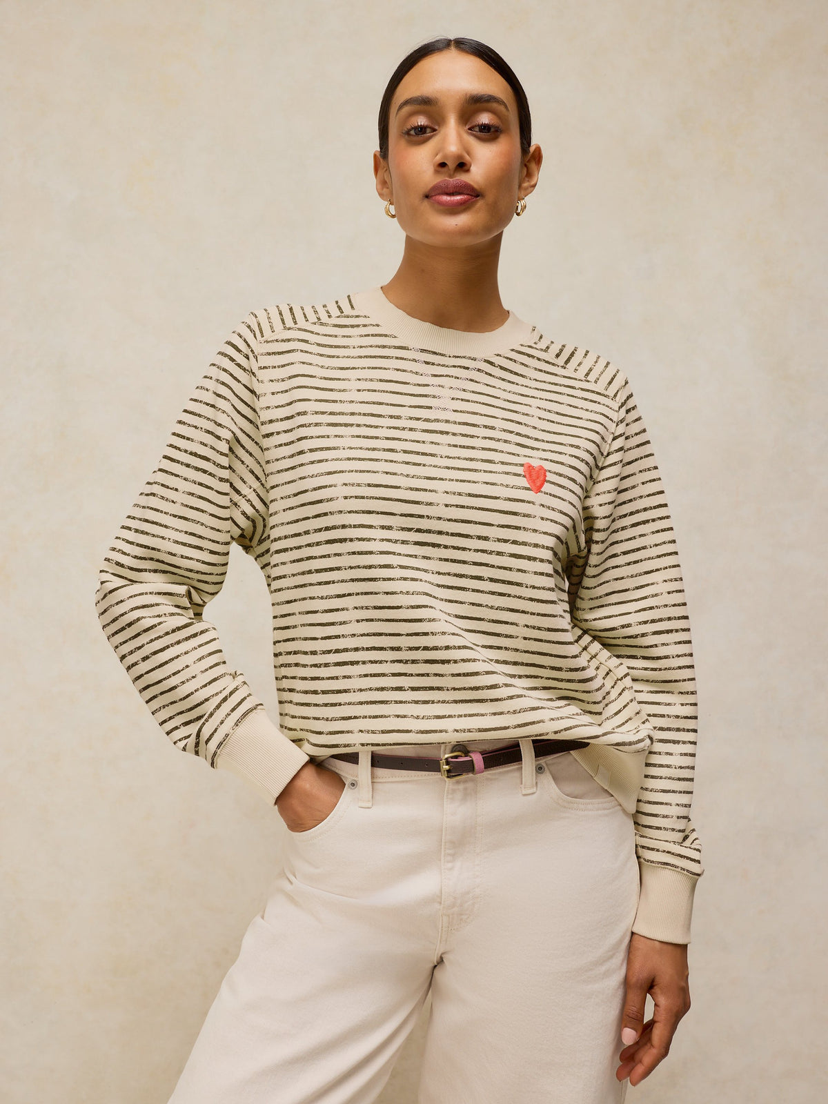 Pull à rayures ivoire et noir, petit cœur brodé