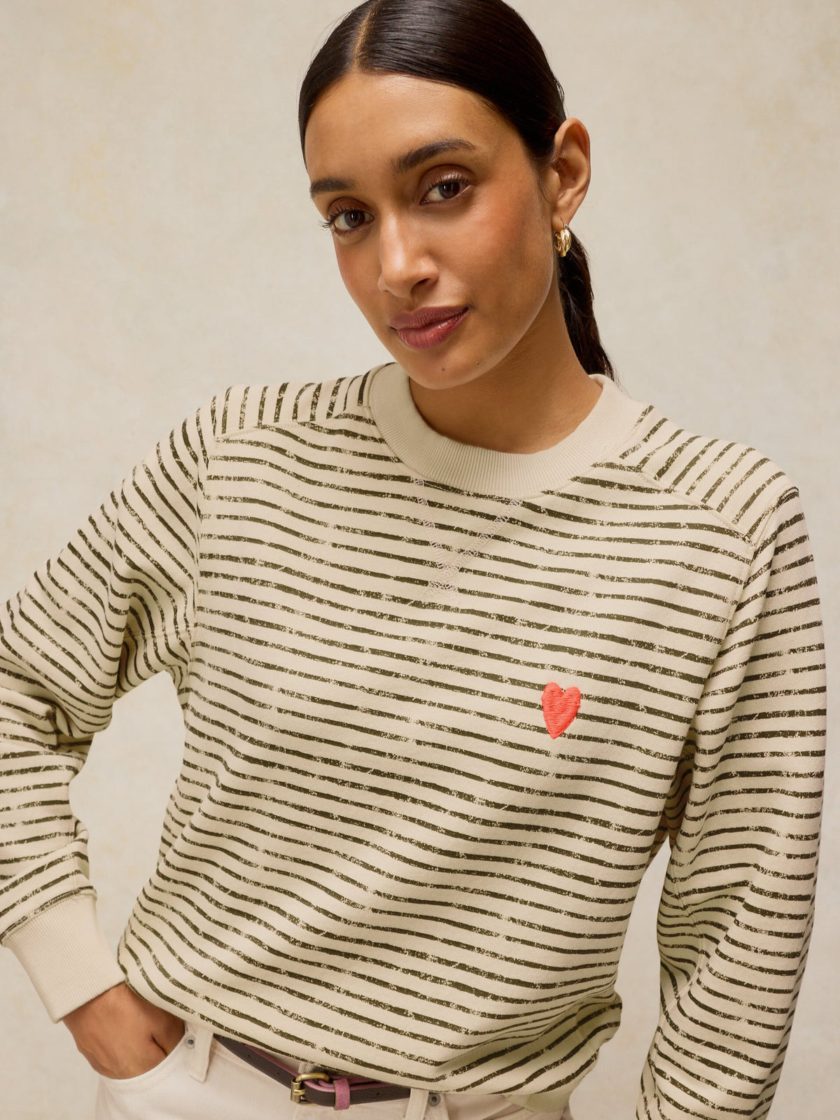 Pull à rayures ivoire et noir, petit cœur brodé