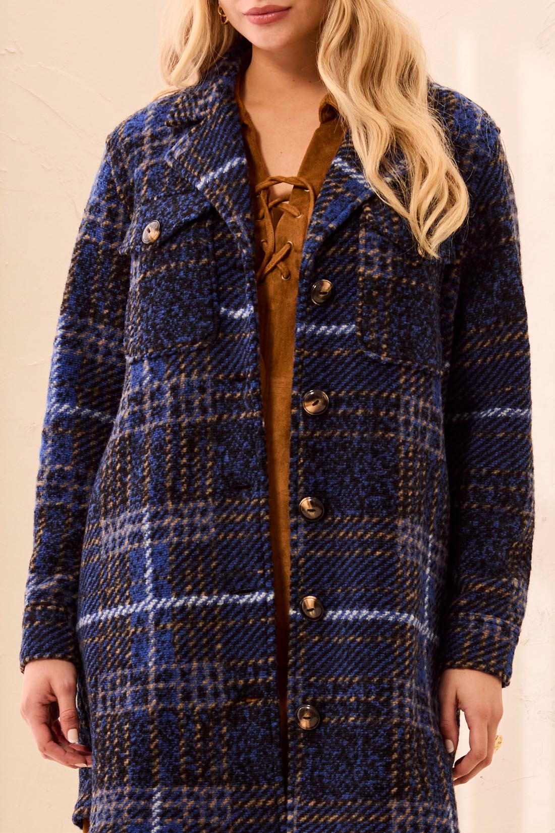 Veste mi-longue à carreaux bleus