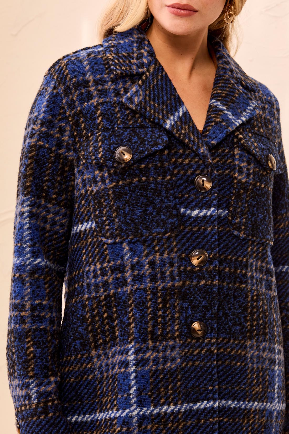 Veste mi-longue à carreaux bleus