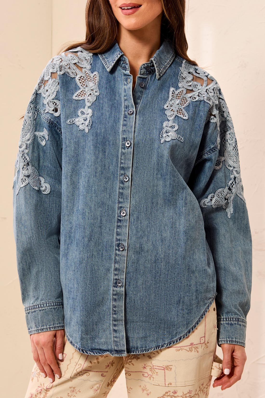 Chemisier denim et dentelle florale