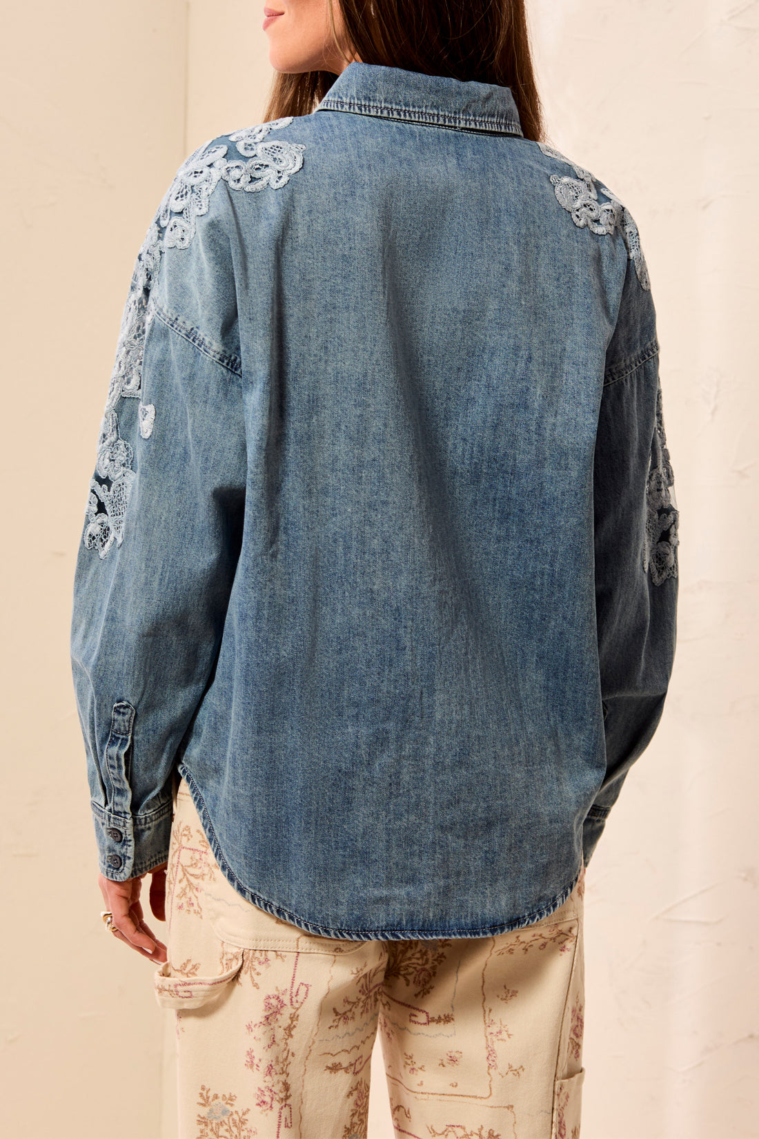Chemisier denim et dentelle florale