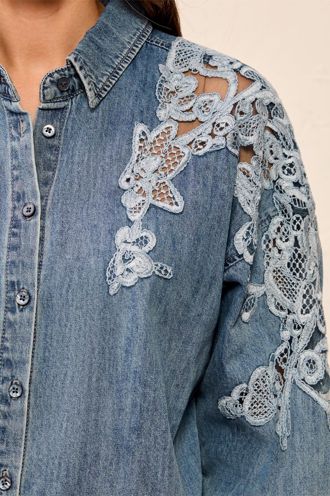 Chemisier denim et dentelle florale