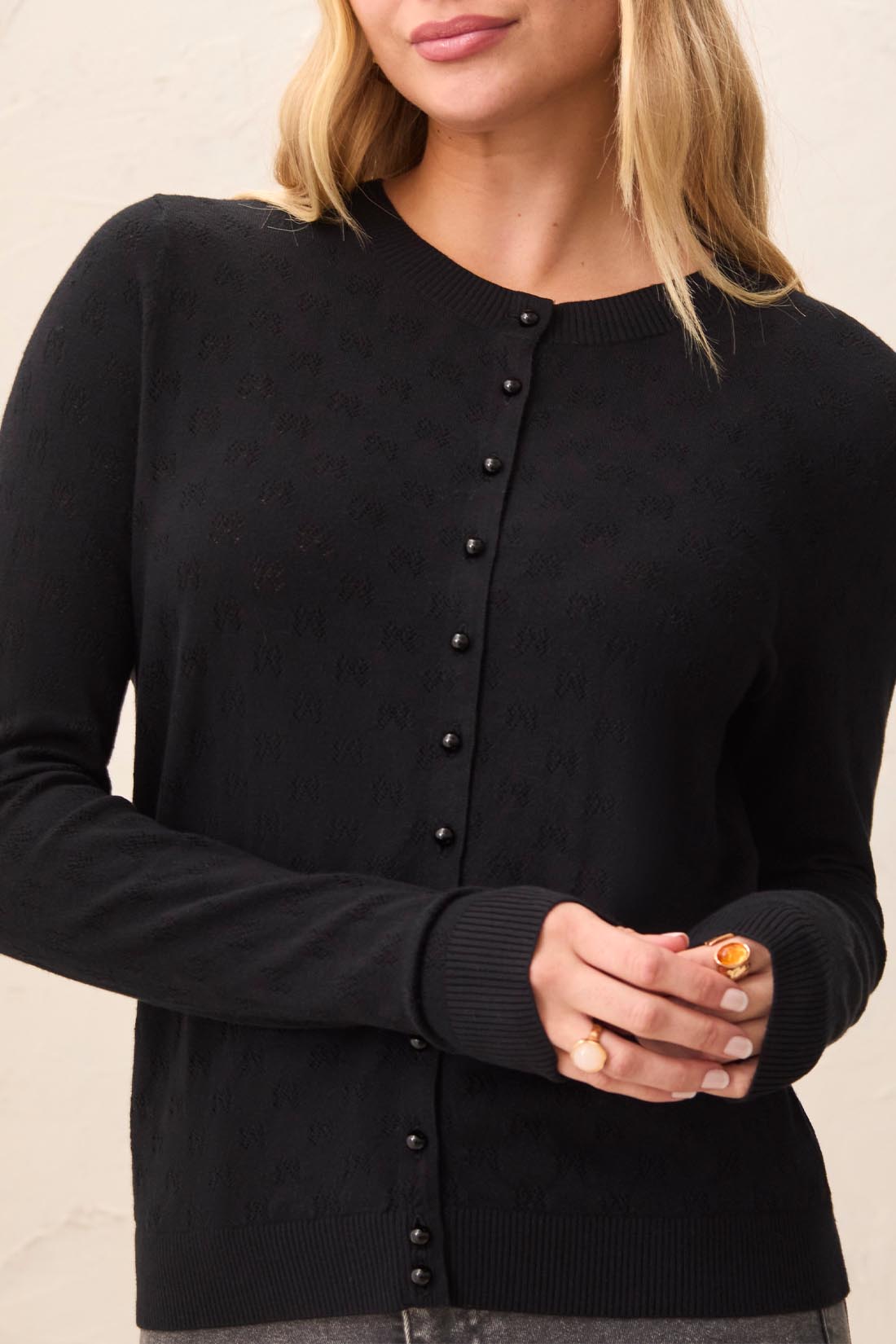 Cardigan noir à motifs ajourés