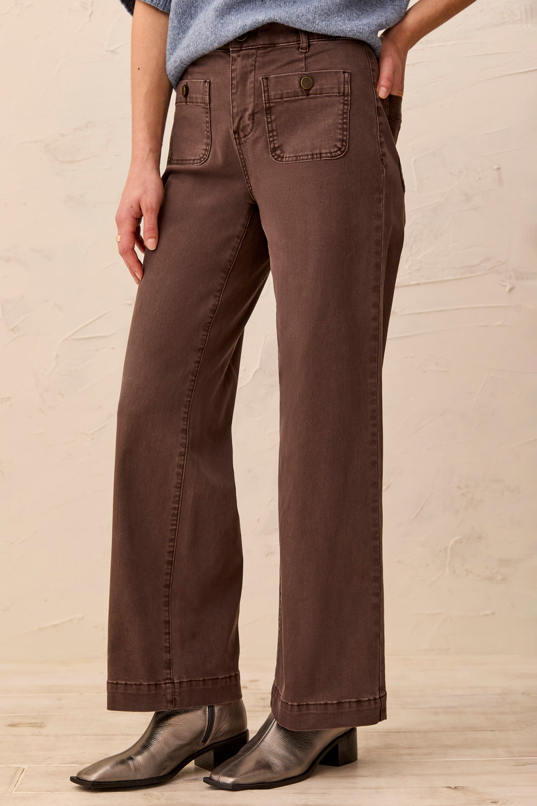 Pantalon Sophia chocolat à coupe super droite